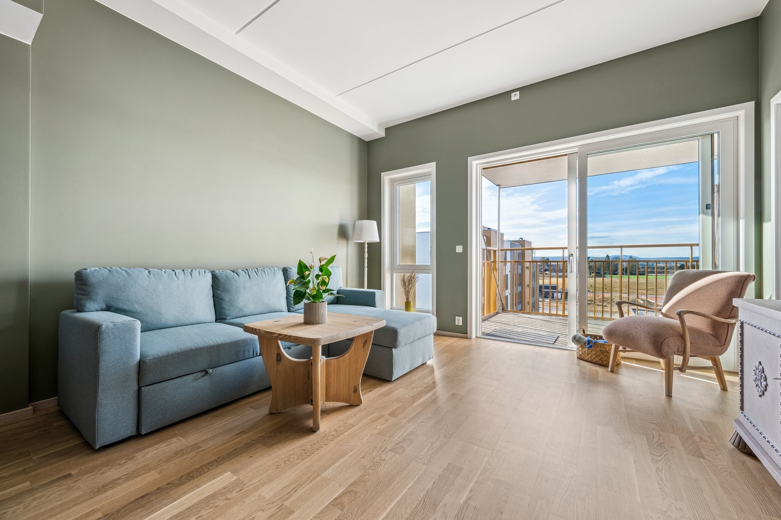 Fra stuen er det utgang til overbygd og vestvendt balkong på ca. 6 kvm Galleribilde