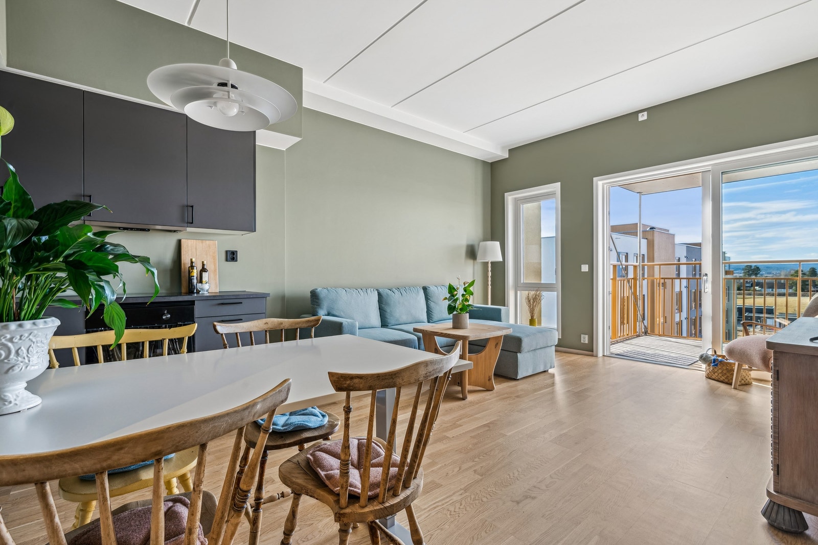 Det er gulvvarme i stue og kjøkken som bidrar til en lun og god romfølelse - Foto: Efkt (Heidi Hexeberg) Galleribilde