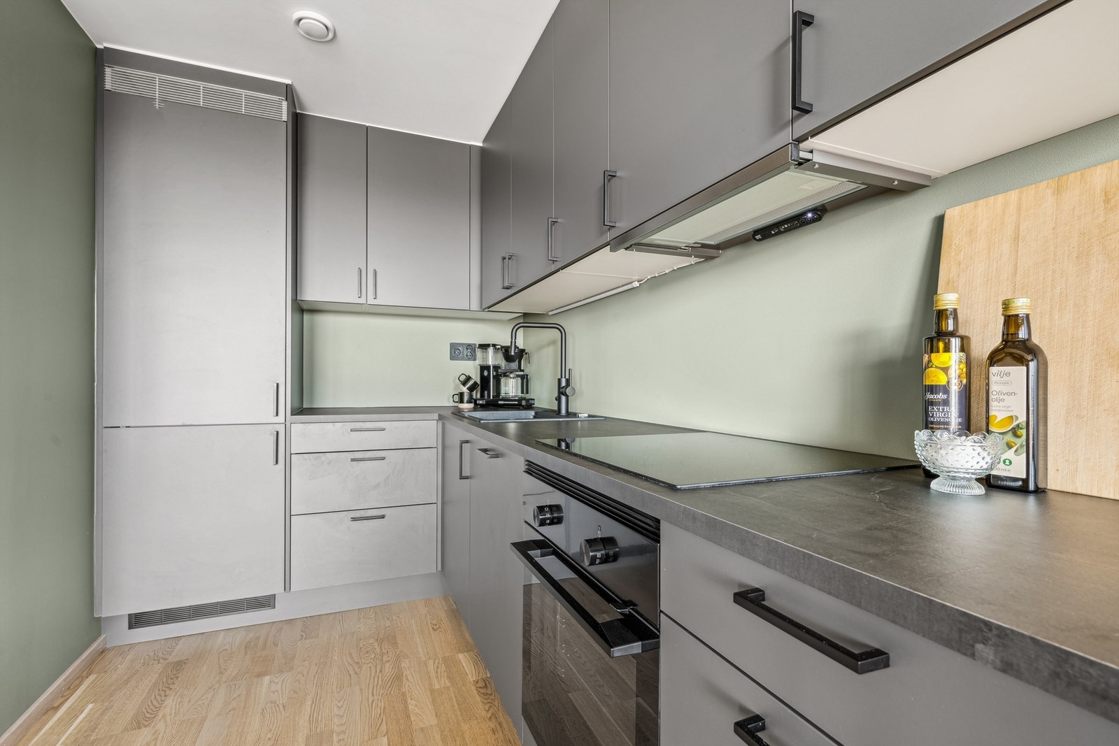 Det er montert komfyrvakt under ventilator og Waterguard system samt automatiske stengeventiler Galleribilde