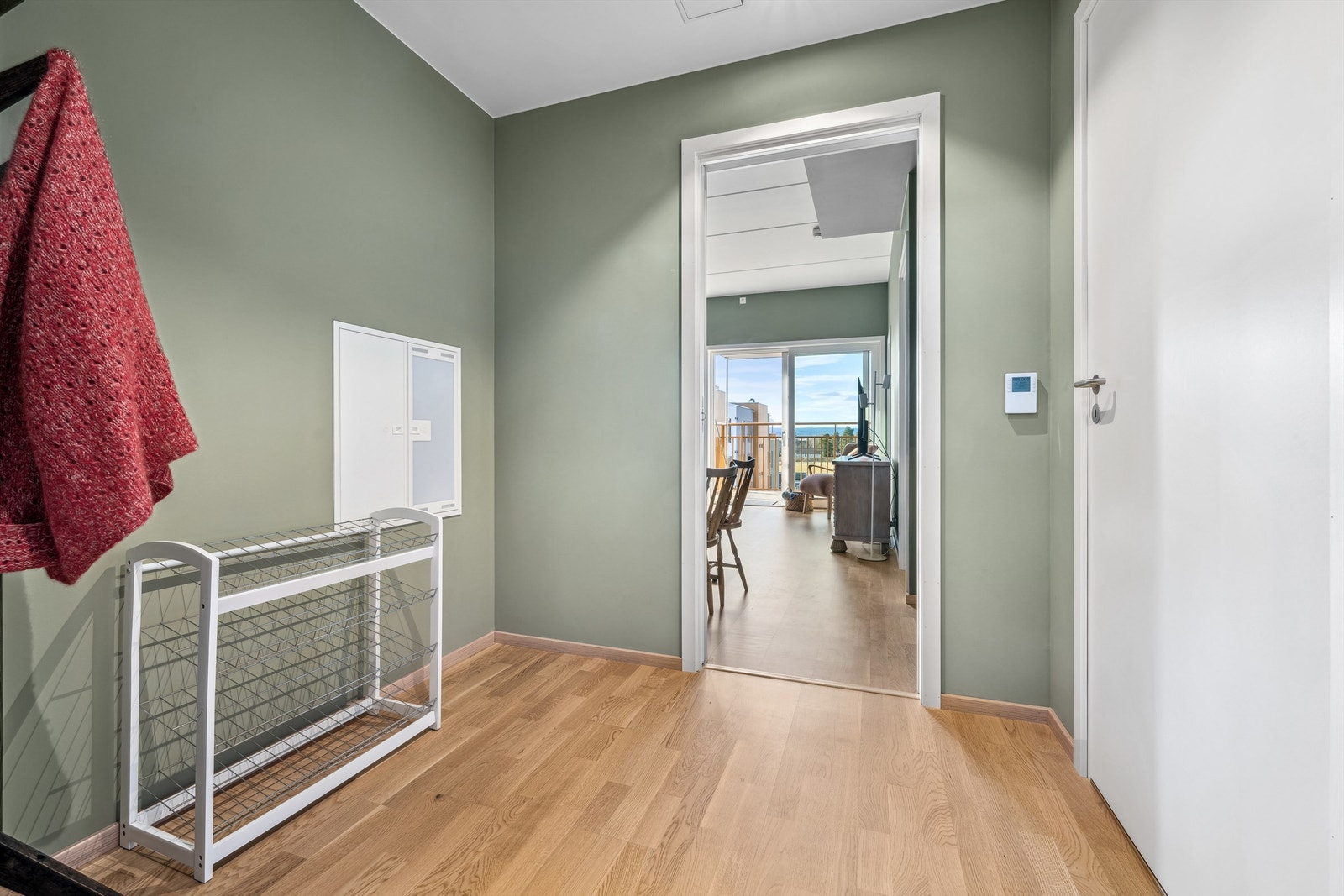 Entreen er malt i delikat og dus farge som byr på et godt førsteinntrykk Galleribilde