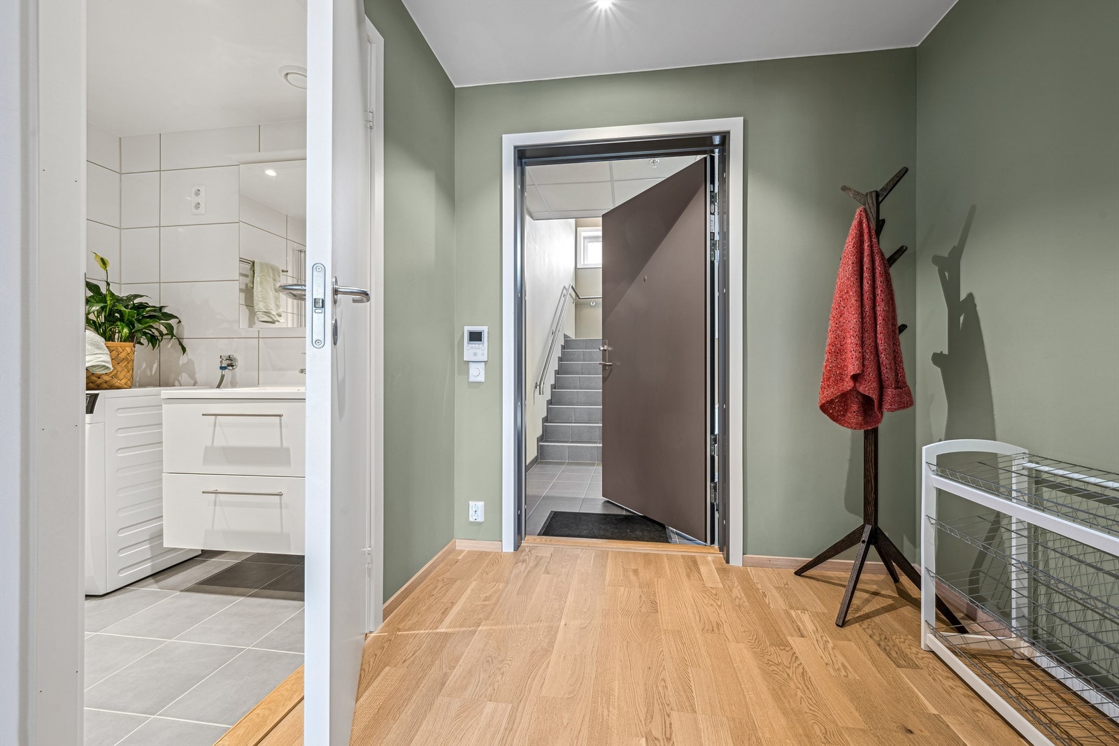 Lys entré med god plass for å henge fra seg yttertøy og sko Galleribilde