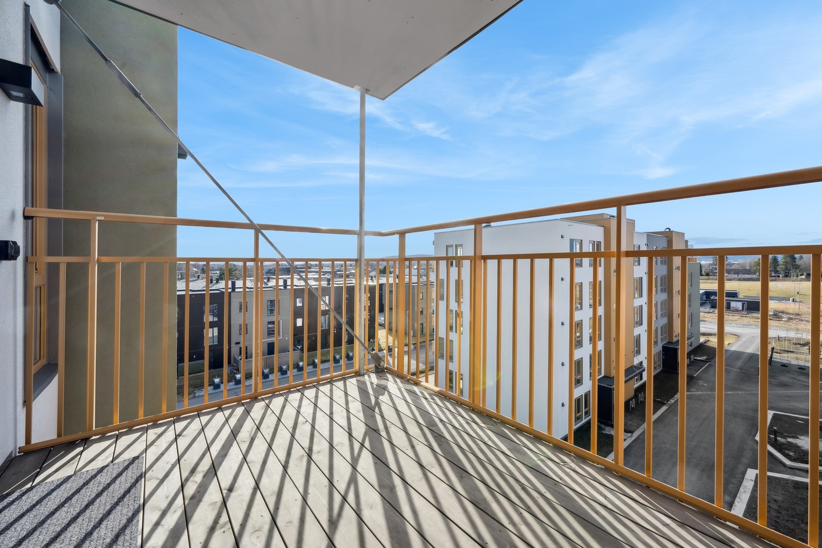 Balkongen ligger luftig til med fin utsikt. Galleribilde