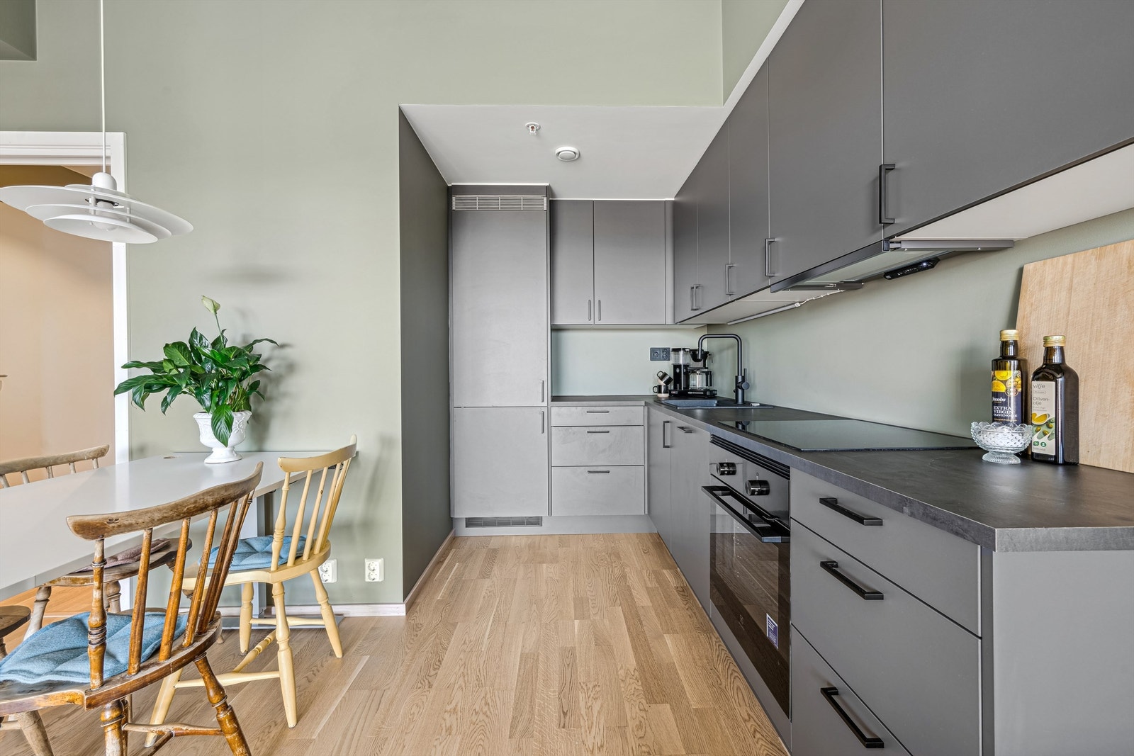 Hvitevarer består av induksjons koketopp, innebygget stekeovn og oppvaskmaskin samt integrert kjøleskap med fryser Galleribilde