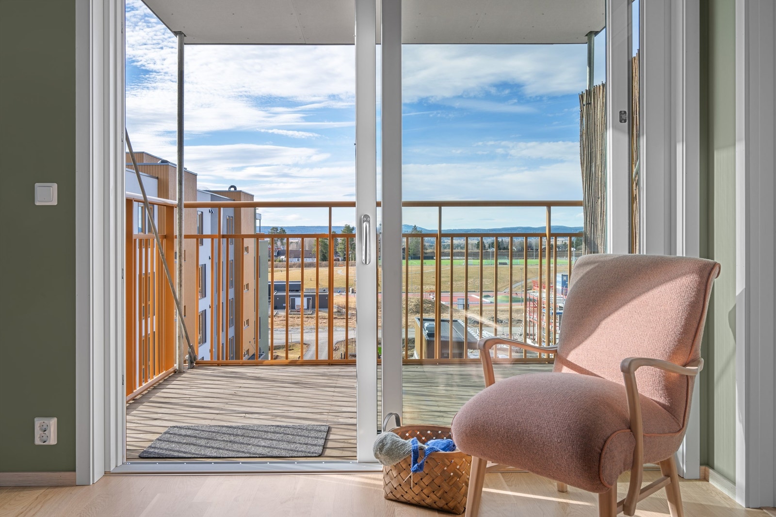 Balkongen byr på god plass for sittegruppe og fine solforhold Galleribilde