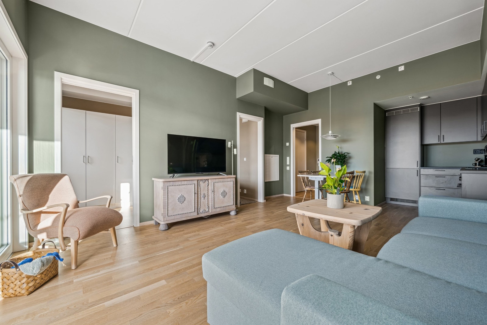 Stue og kjøkken i åpen løsning Galleribilde