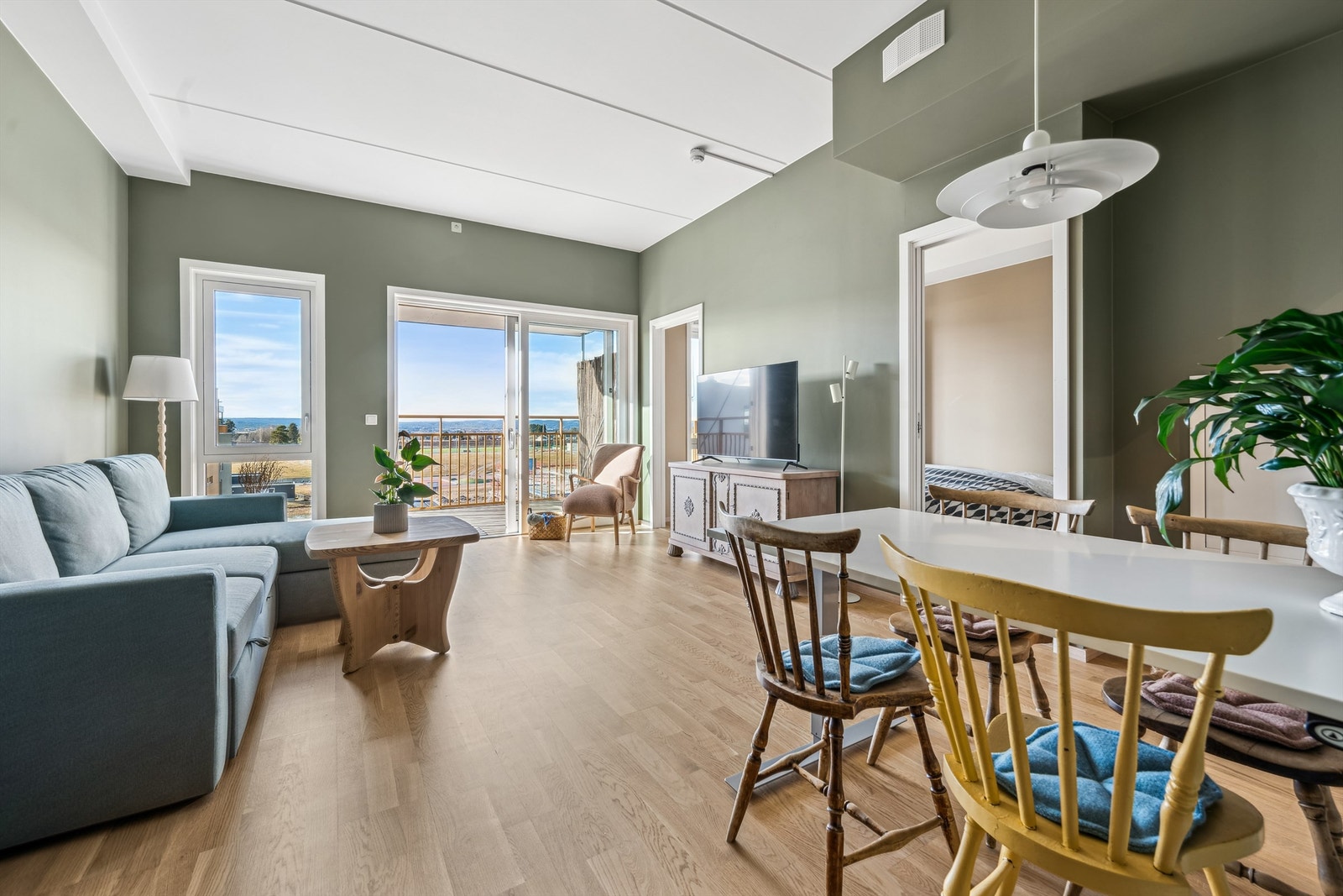 God plass for sofa-løsning, spisegruppe og øvrig møblement Galleribilde