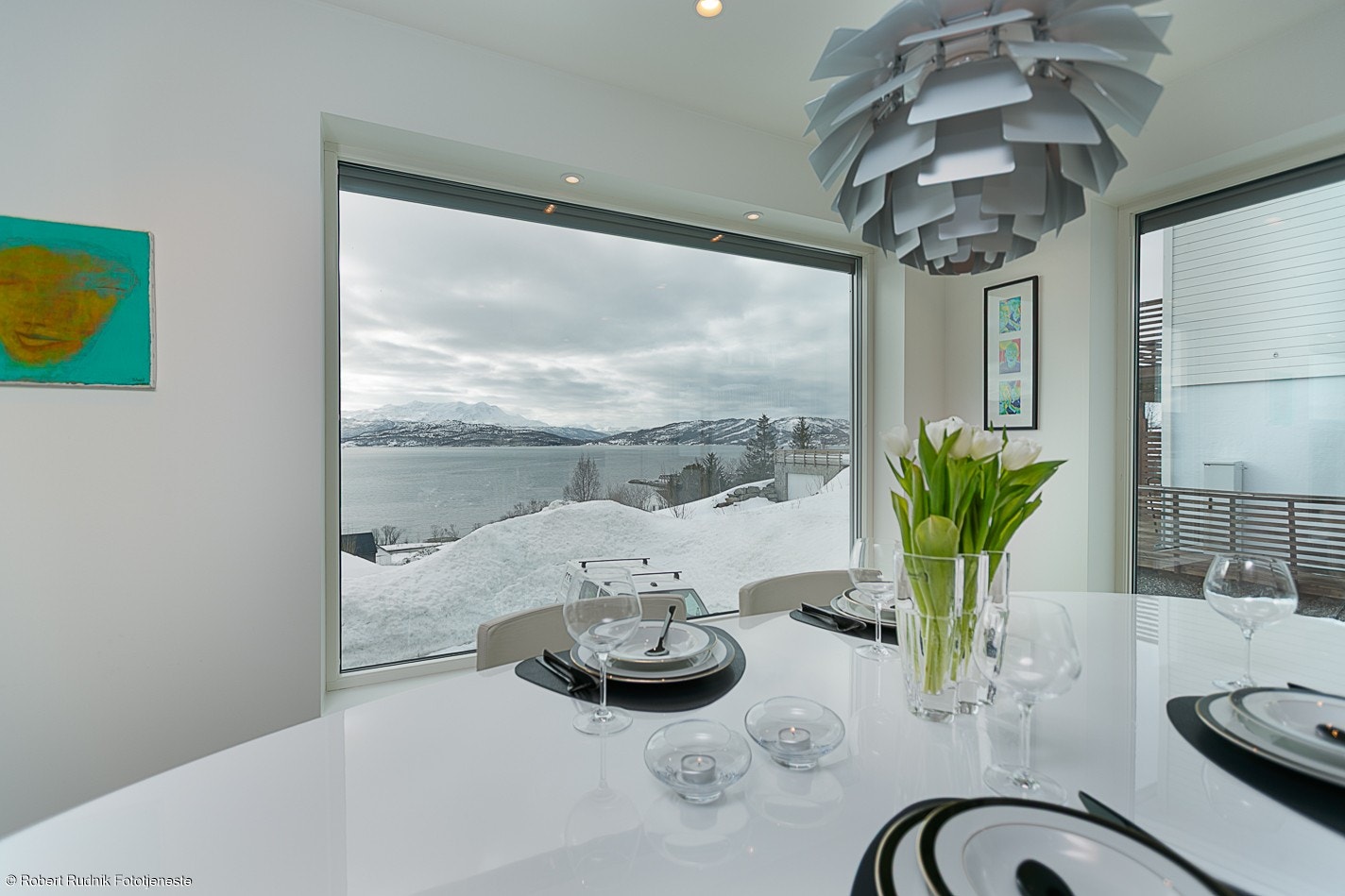 Her kan man nyte et godt måltid til en fantastisk utsikt. Galleribilde