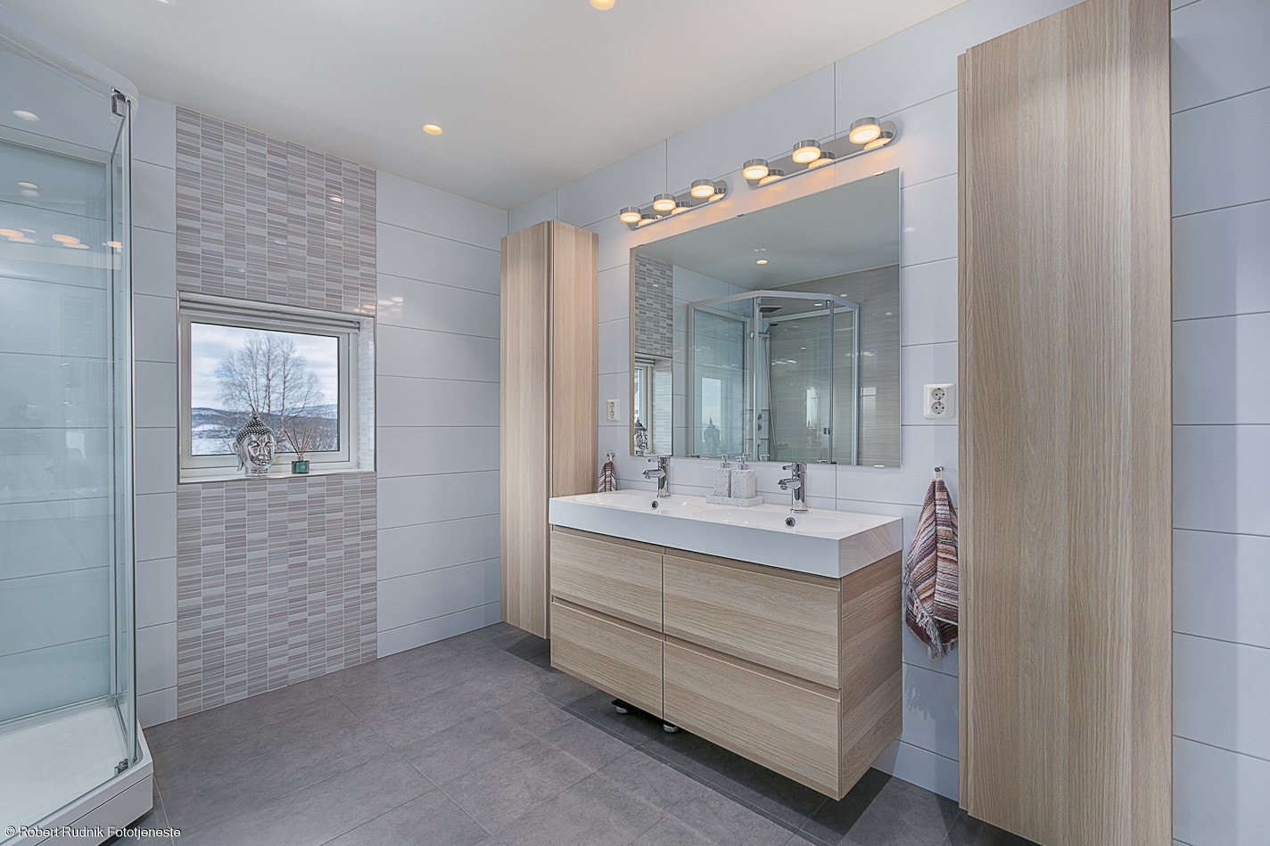 Dobbelservant og godt med oppbevaring i innredning. Galleribilde