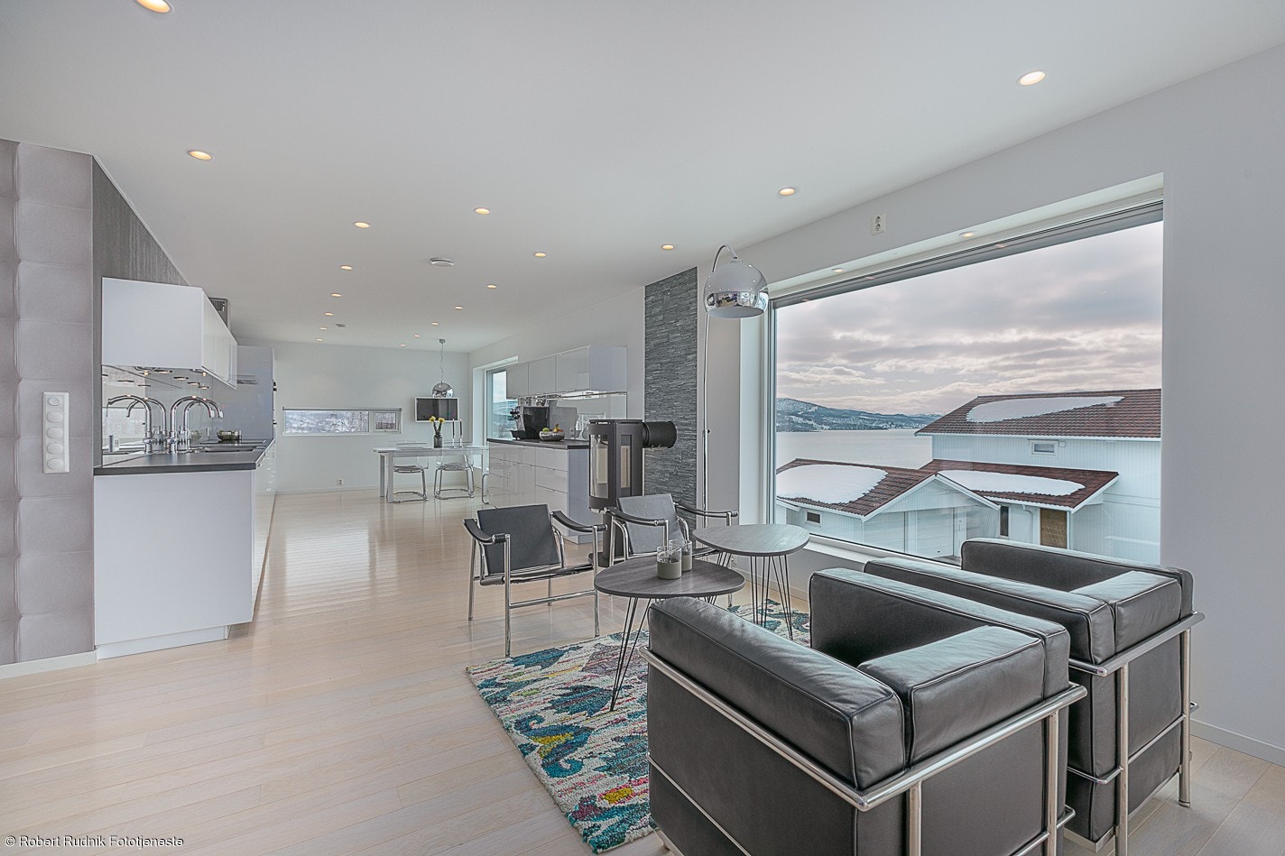 Mot kjøkkenet er det åpen løsning. Galleribilde