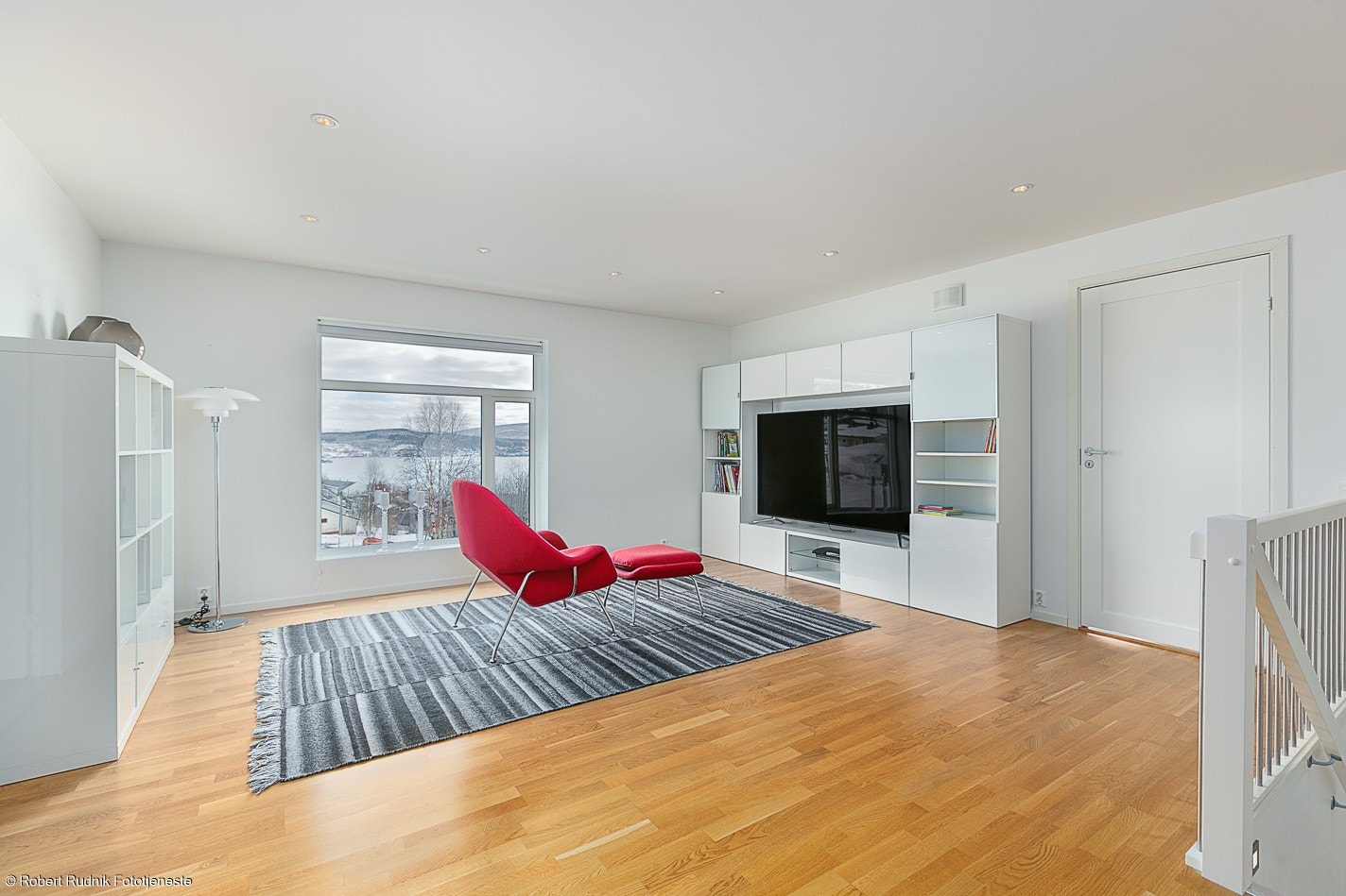 Også i loftstuen er det downlightst i taket og listefri utførelse. Galleribilde