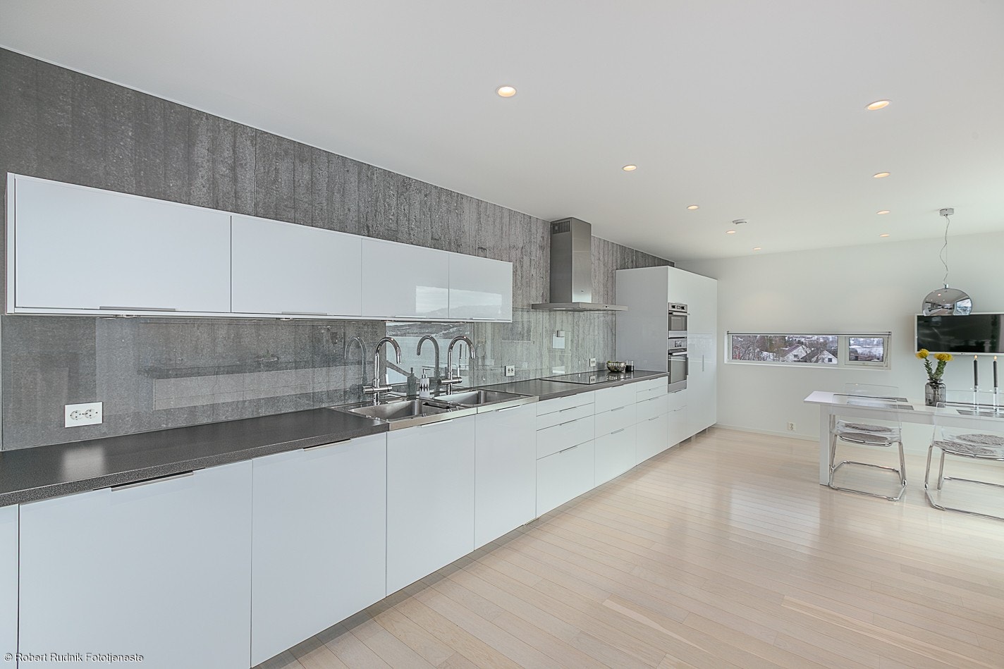 I kjøkkeninnredningen er det to oppvaskmaskiner og øvrig integrerte hvitevarer. Kjøkkenkran er utstyrt med Grohe red/blue. Galleribilde