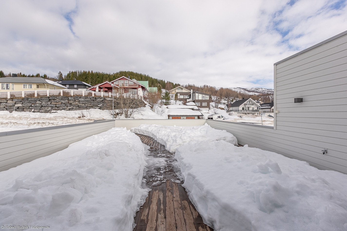 Takterrassen er romslig og har trapp til terreng. Her har det vært både trampoline, bordtennisbord og dart. Galleribilde