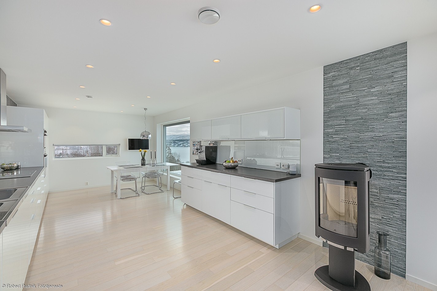 Stort kjøkken med mye benkeplass, oppbevaring i skap og skuffer. Galleribilde