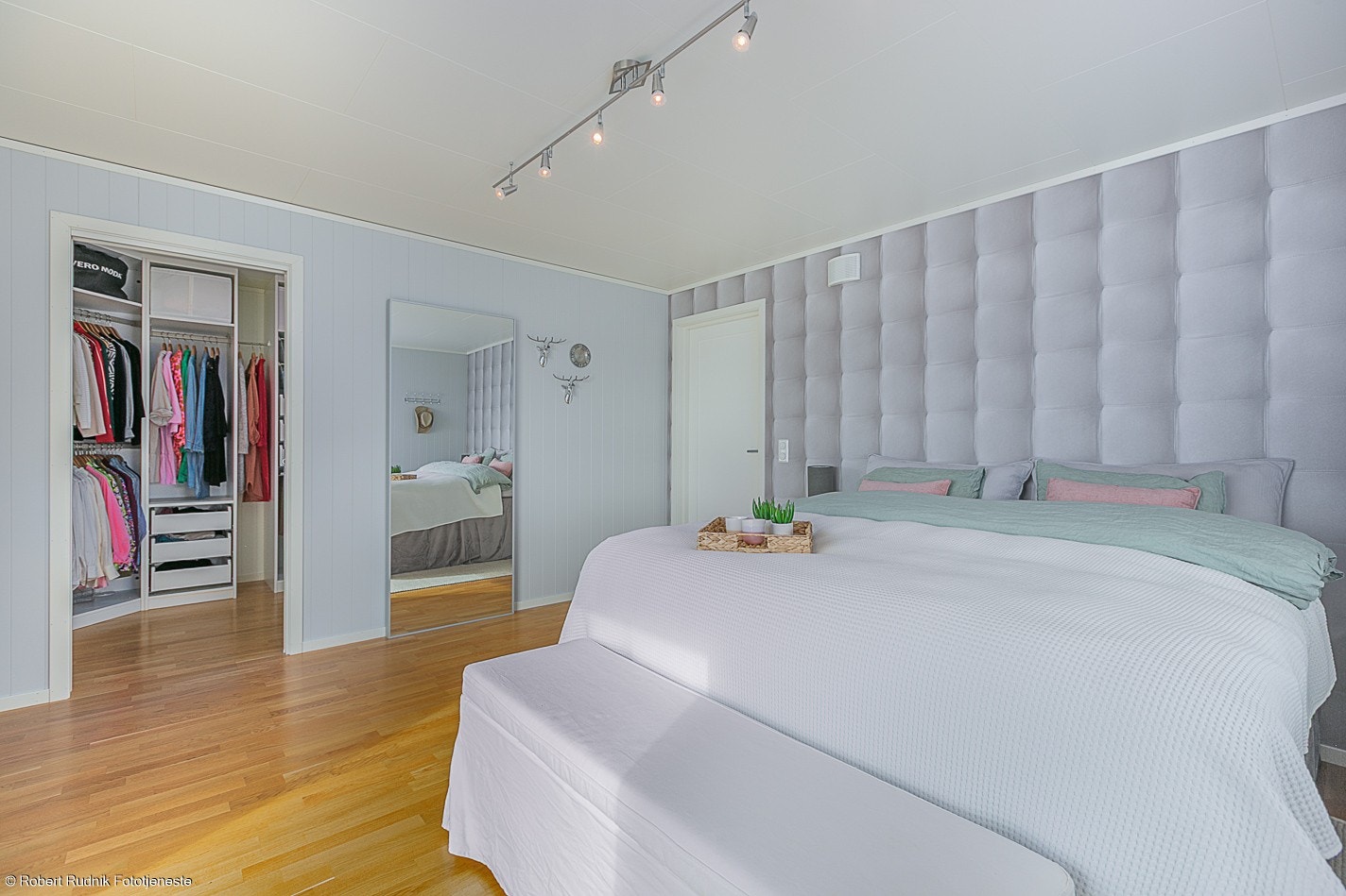 I tilknytning til soverommet er det eget walk-in. Galleribilde