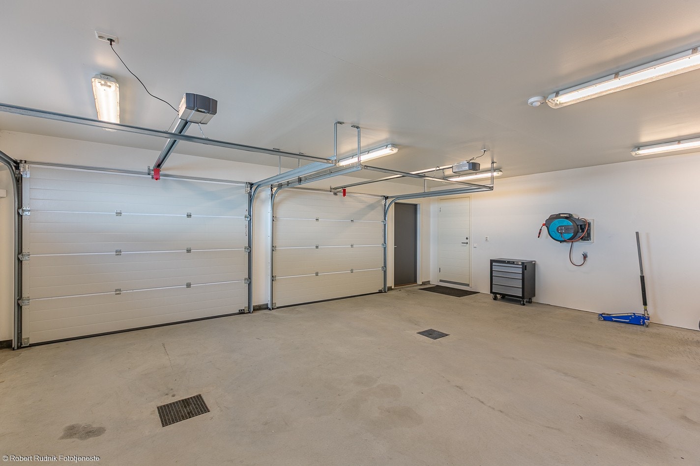 Fra garasjen er det direkte inngang til boligen via grovgang. Galleribilde