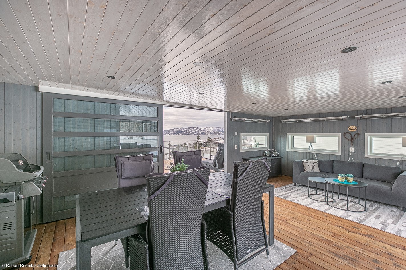 Overbygd del av takterrasse med skyvedør, varmelamper og downlights i tak. Galleribilde