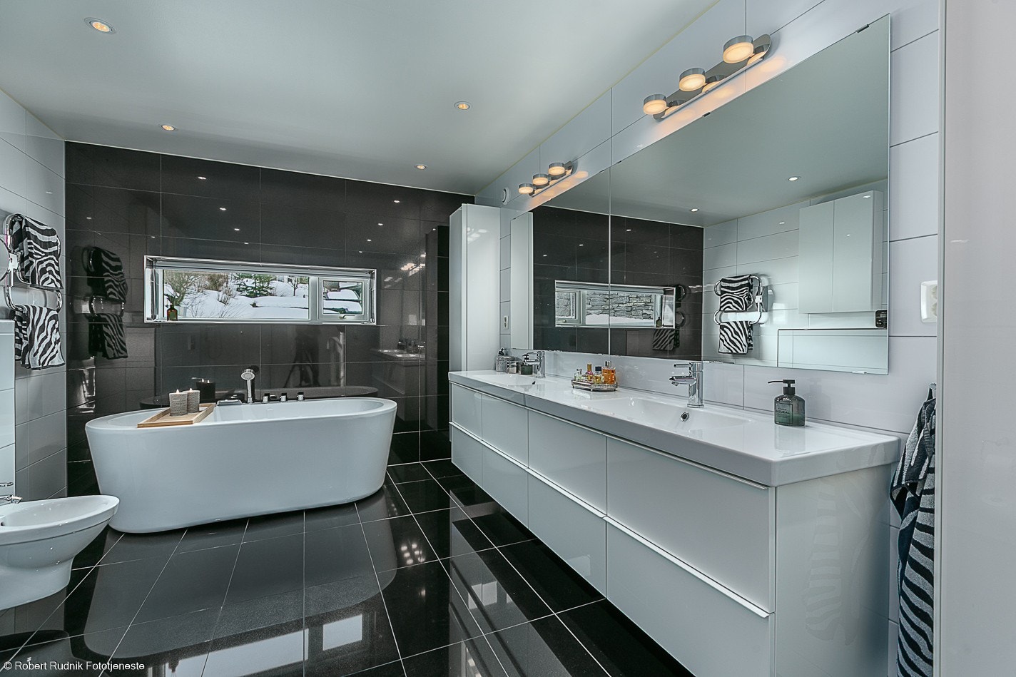 Også her er det dobbelservant og mye boltreplass. Galleribilde