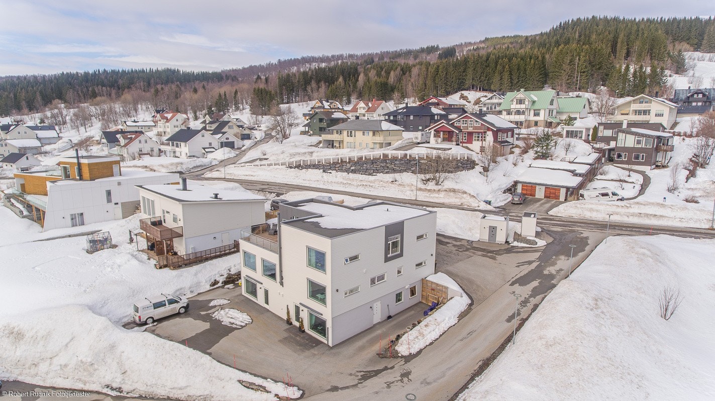 Innholdsrik og meget påkostet enebolig med takterrasse, dobbelgarasje og smarte løsninger - to utleiedeler. Galleribilde