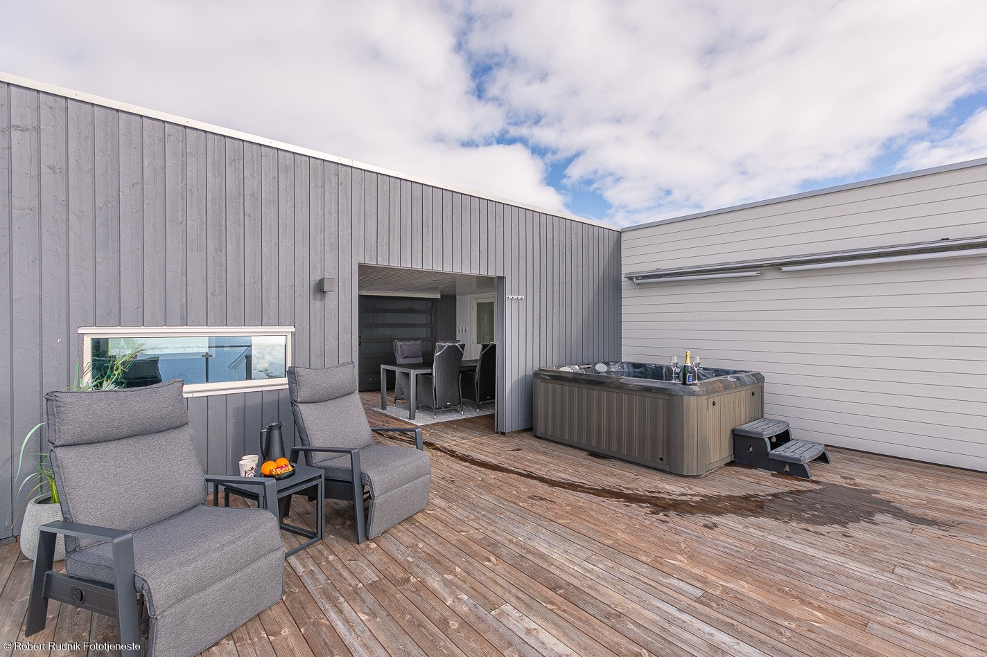 Jacuzzien medfølger salget. Galleribilde