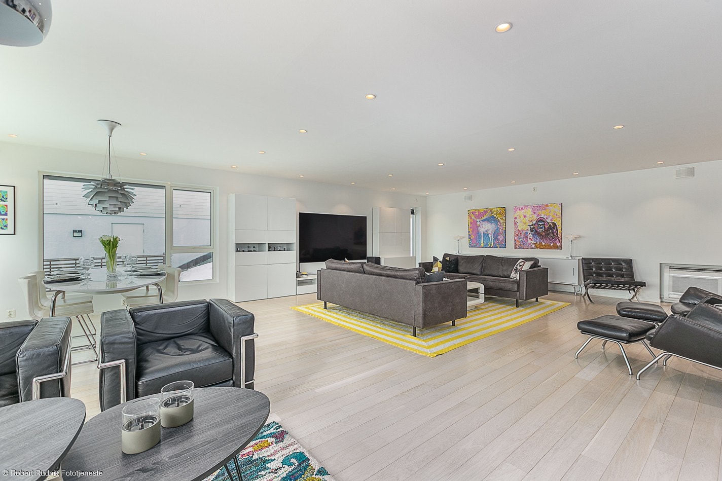 Boligen har gjennomgående høy standard med blant annet listefri utførelse. Galleribilde