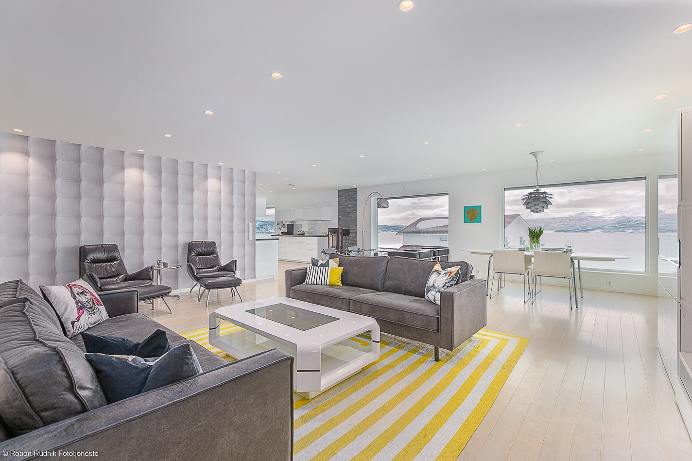 Stuen i første etasje byr på god romfølelse med lyse overflater og gode møbleringsmuligheter. Galleribilde