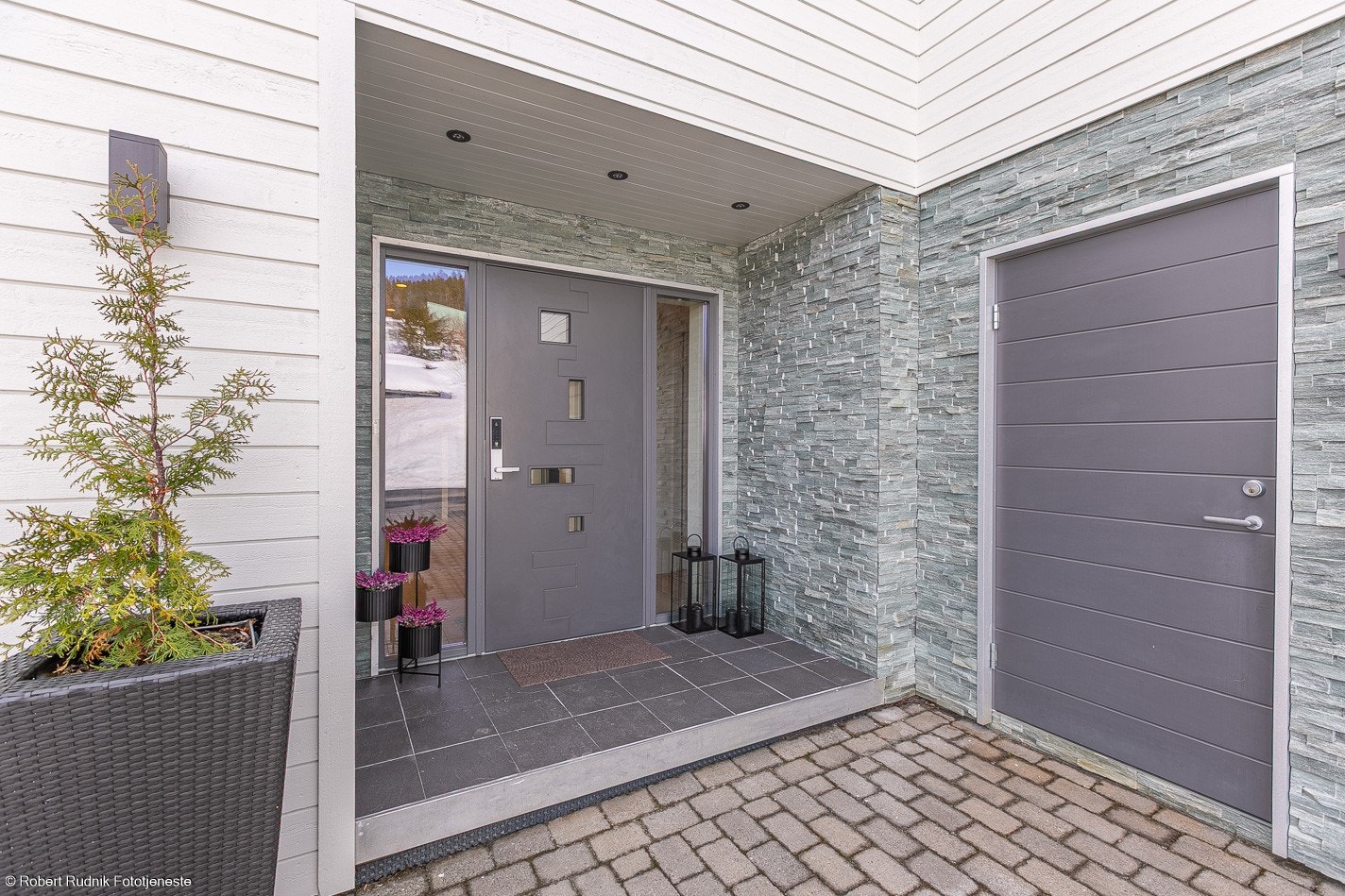 Overbygd inngangsparti med downlights i taket og varmekabler under flis. Galleribilde