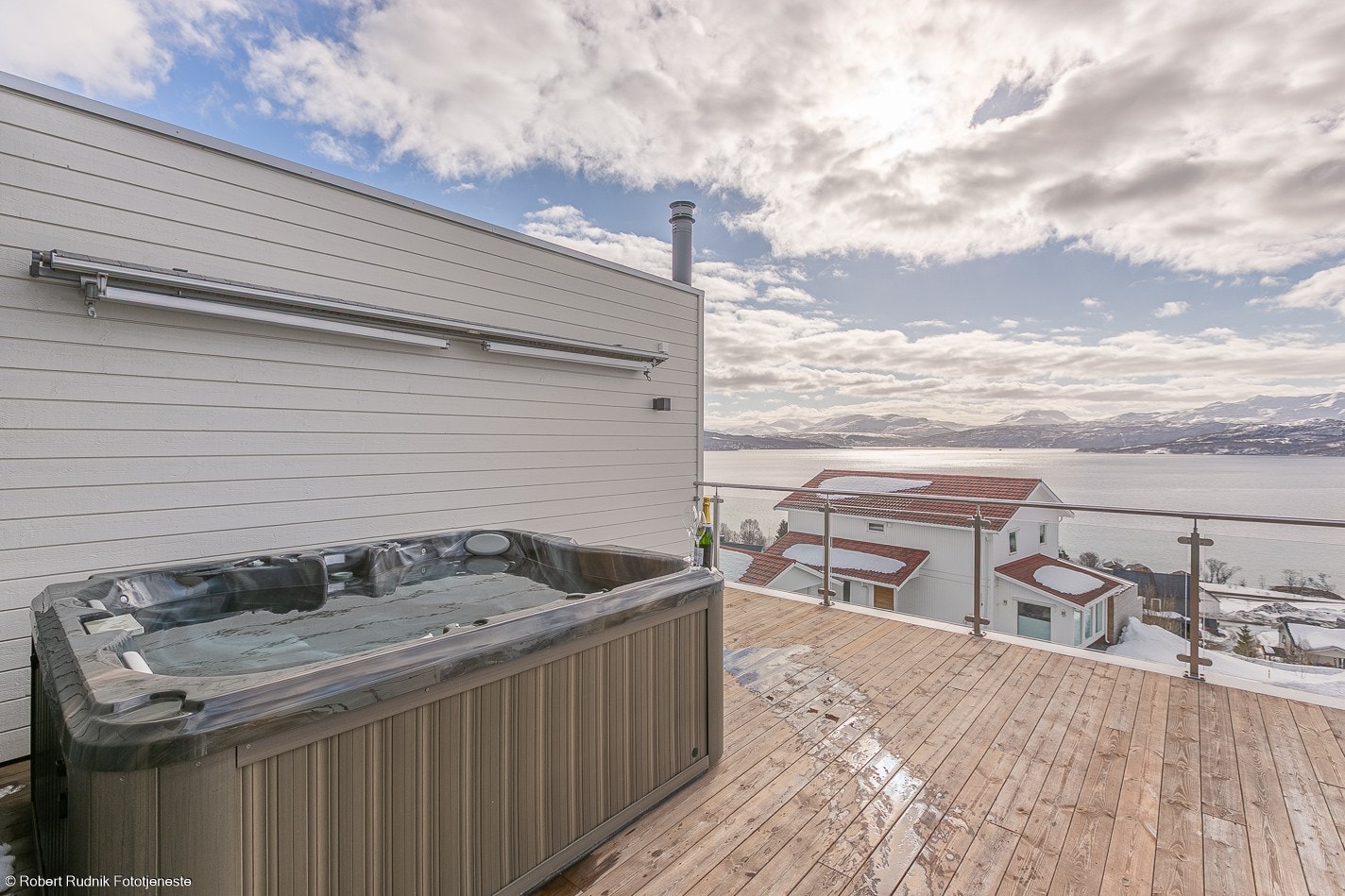 Markise på vegg som tas ut etter eget ønske. Galleribilde