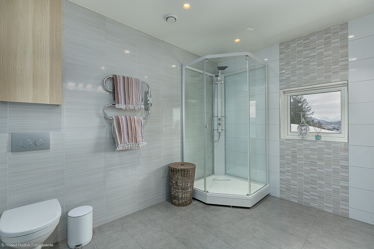 Romslig bad i første etasje med varme i gulvet. Galleribilde