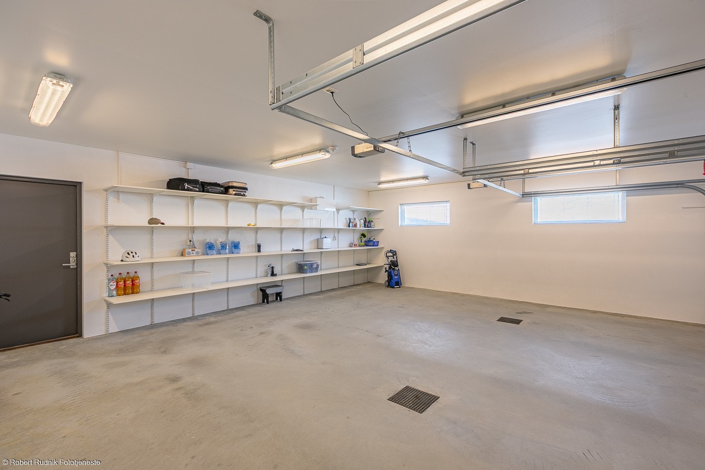 Stor dobbelarasje med egen ventilasjon og elektriske porter. Galleribilde