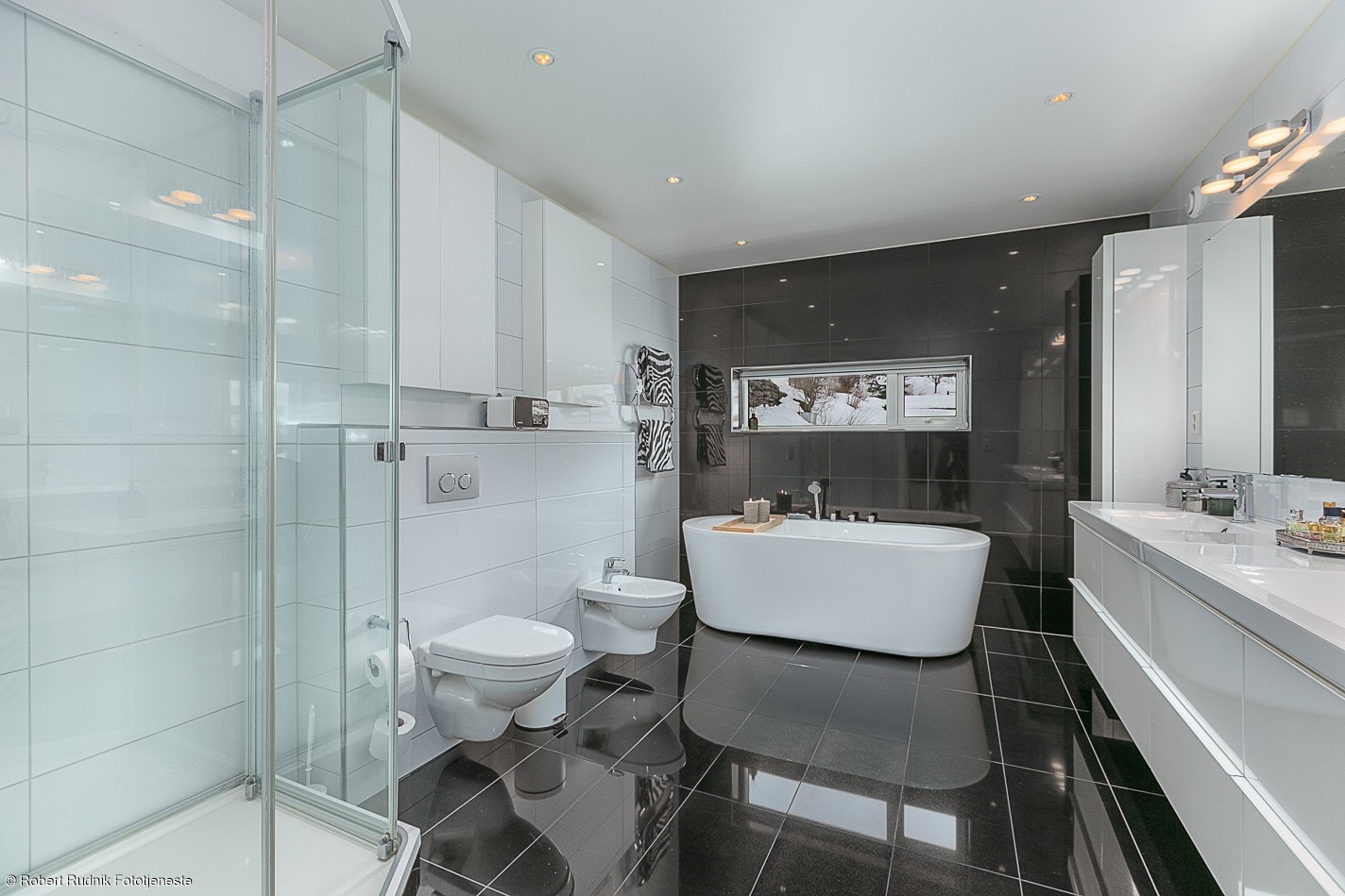 Hovedbadet i andre etasje har både dusjkabinett og badekar. Galleribilde