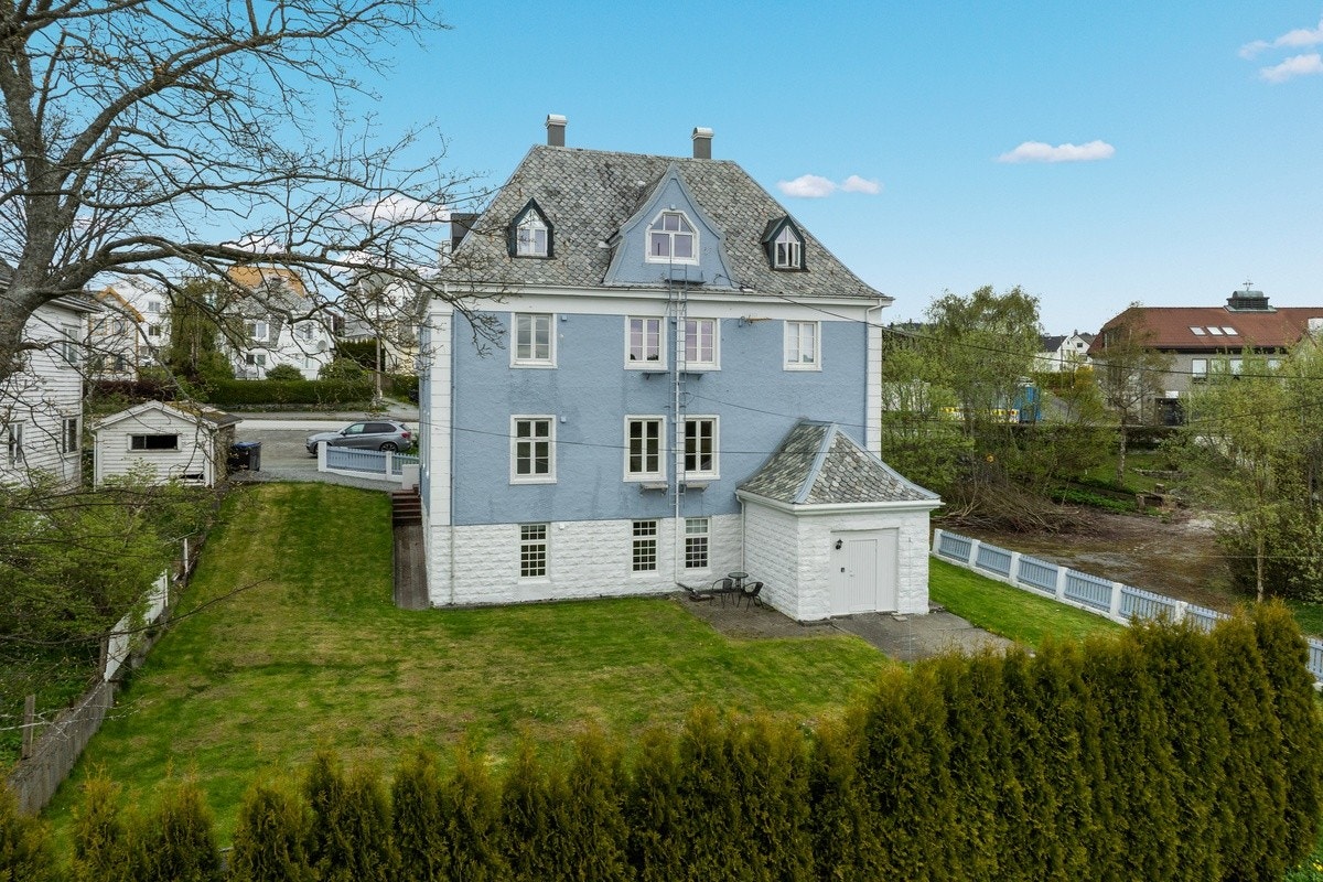 Fasade og hage Galleribilde