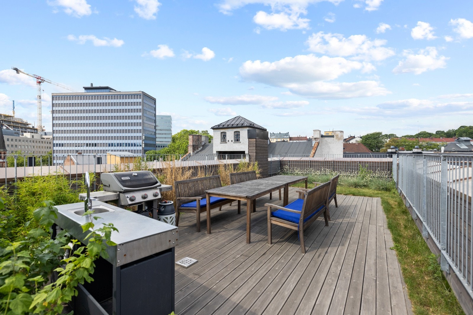 Utekjøkken med urtehage og grill. Galleribilde