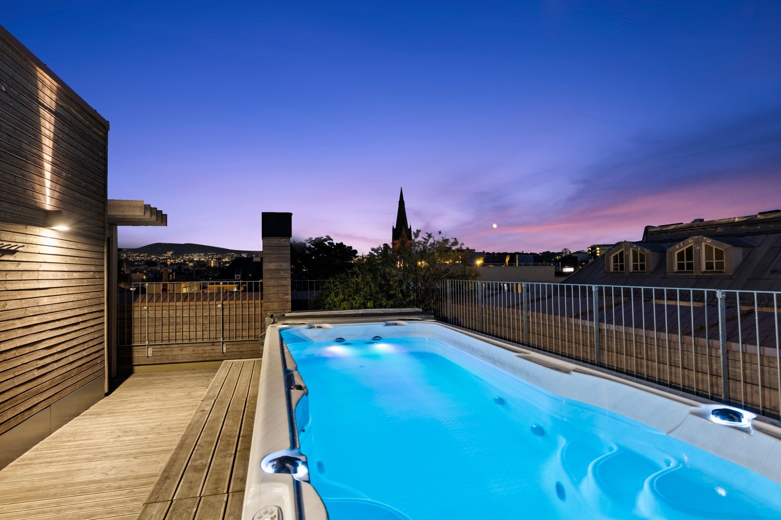 Velkommen til en moderne og tiltalende 3-roms leilighet med en gjennomført planløsning hvor hver kvadratmeter er godt utnyttet. Galleribilde