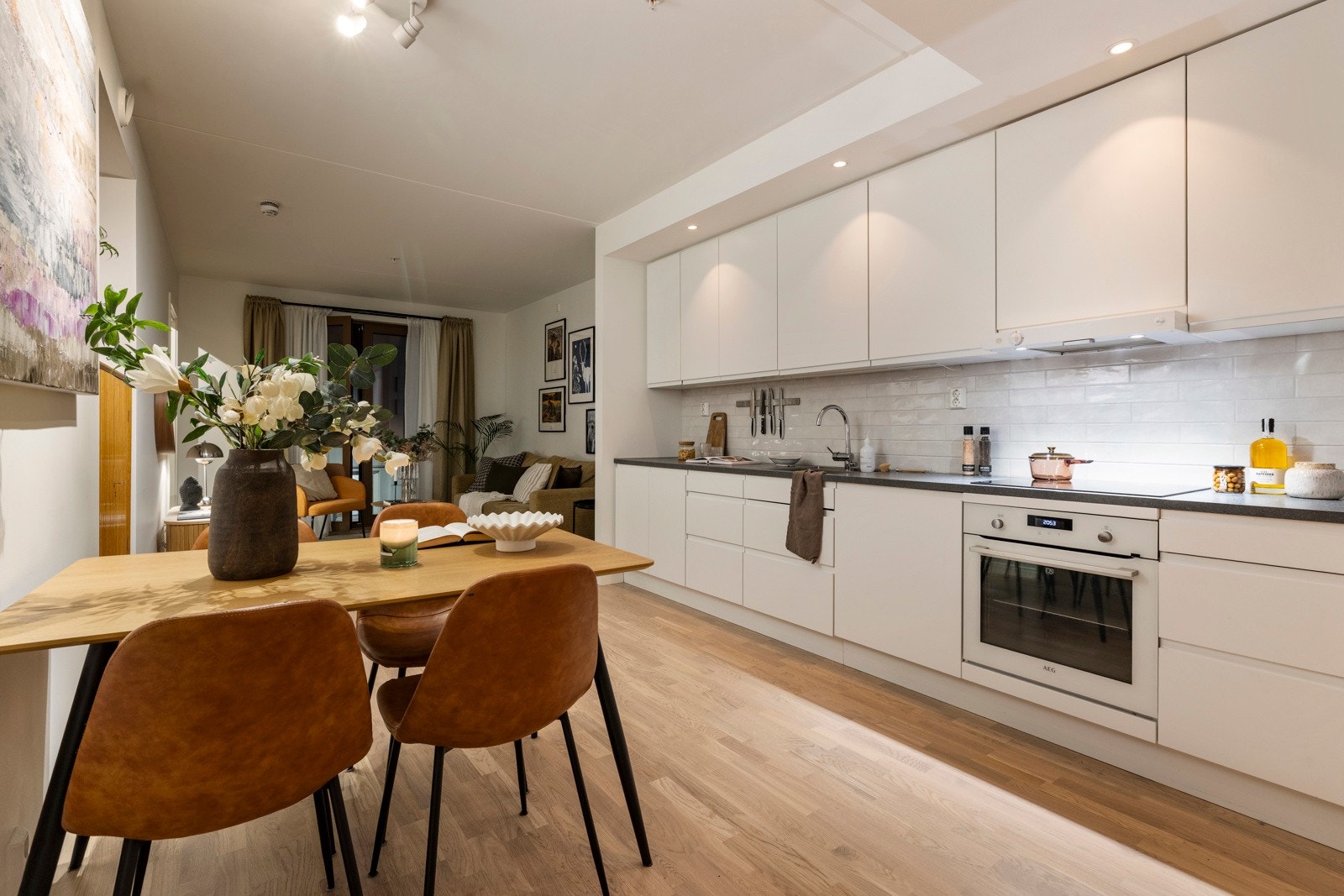 Et kjøkken som innbyr til matlaging og trivelige stunder. Galleribilde