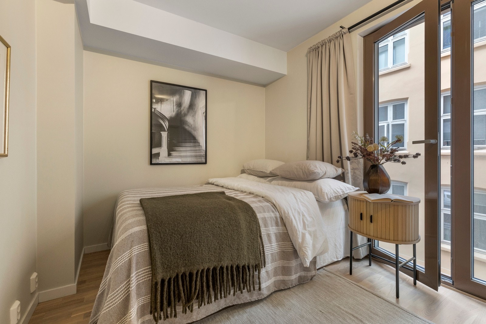 De store dørene gir rikelig med naturlig lys og bidrar til en rolig og behagelig atmosfære - perfekt for hvile og avslapning. Galleribilde