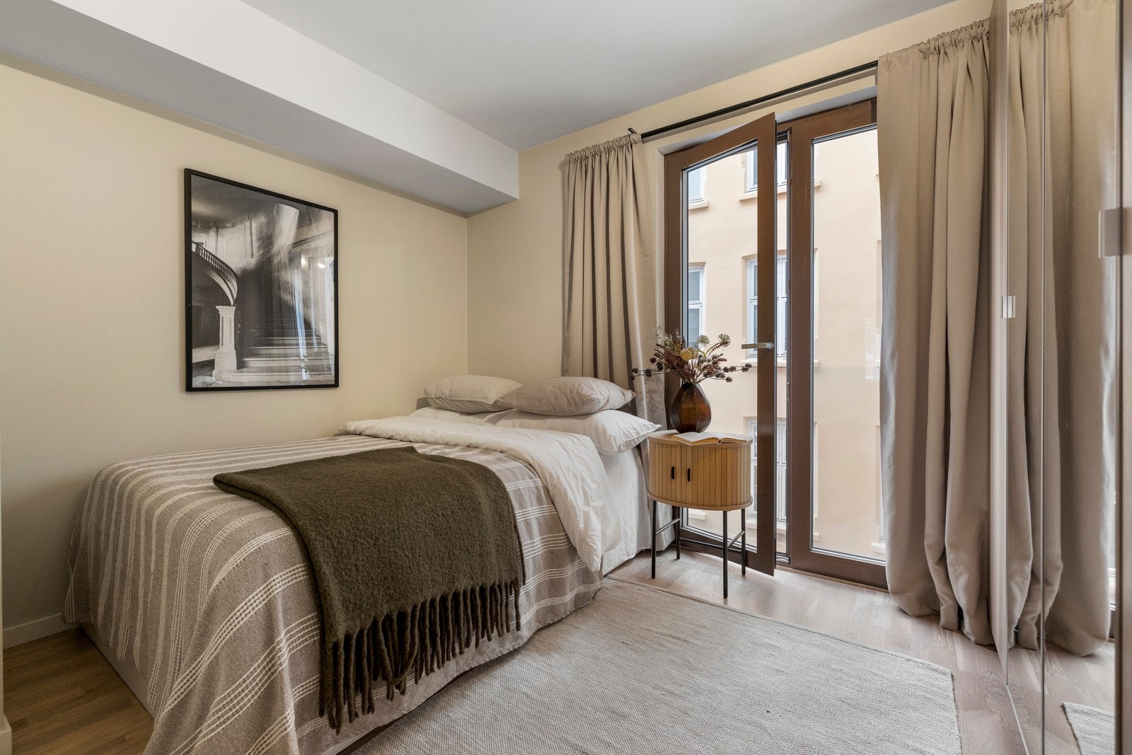 Hovedsoverommet fremstår som lyst og romslig, med plass til dobbeltseng, nattbord og god garderobeløsning Galleribilde