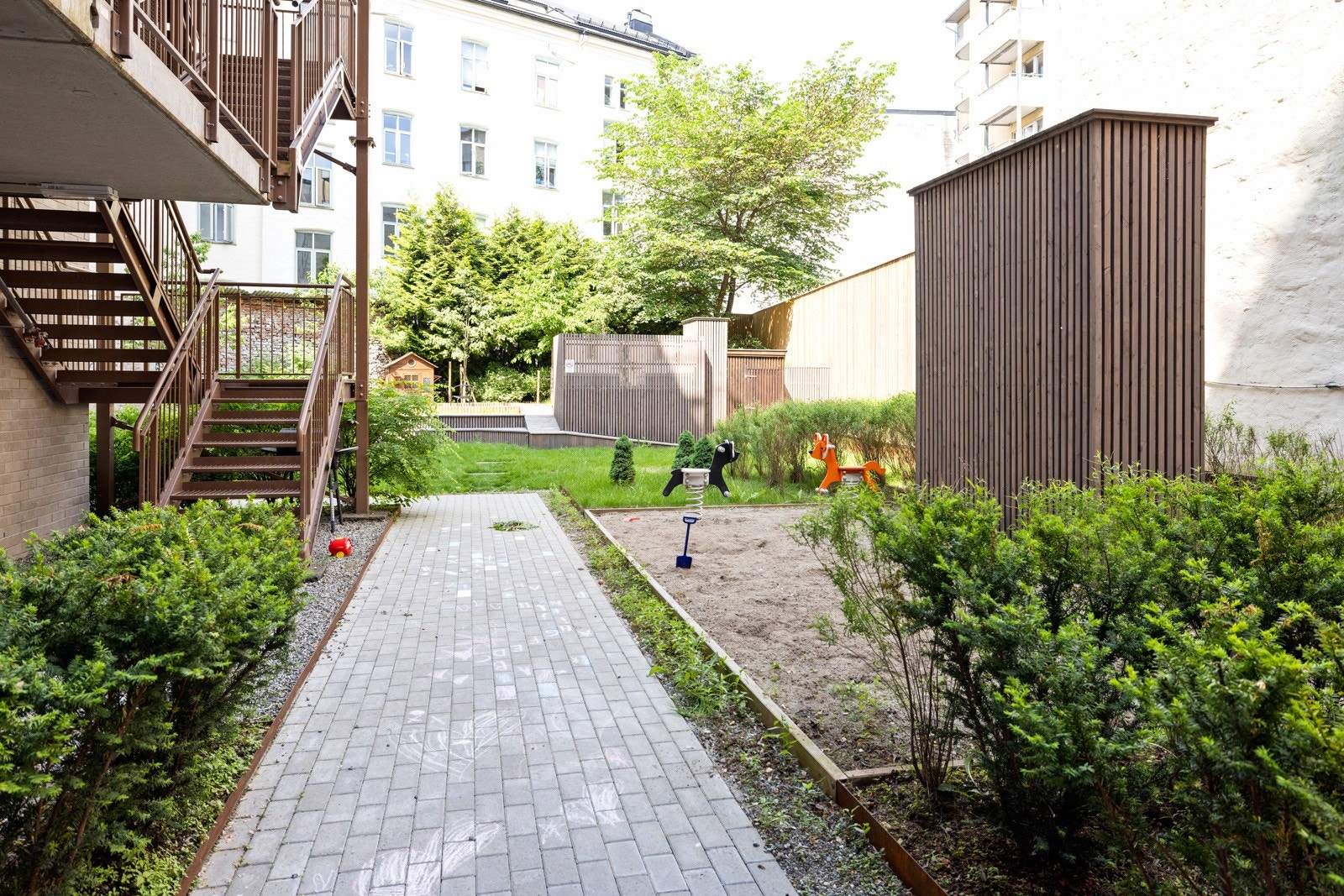 Romslig og velopparbeidet bakgård. Galleribilde