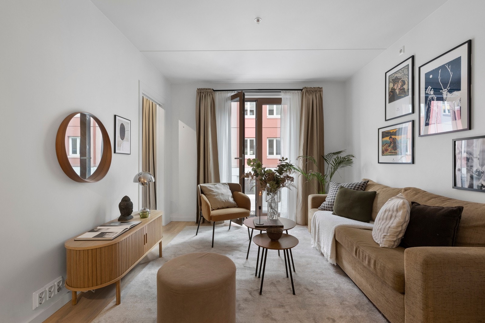 Den franske balkongen bidrar til å trekke uteområdet inn og tilfører rommet et sjarmerende preg. Galleribilde