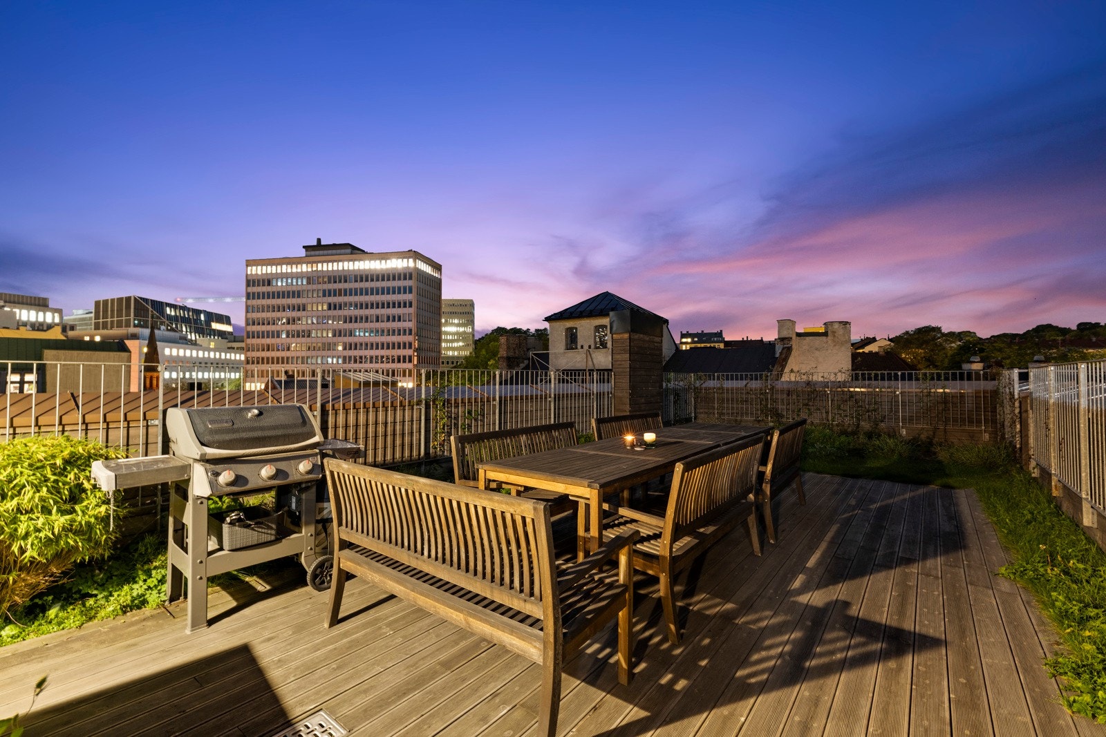 Hyggelig område å samle venner på grillkveld. Galleribilde