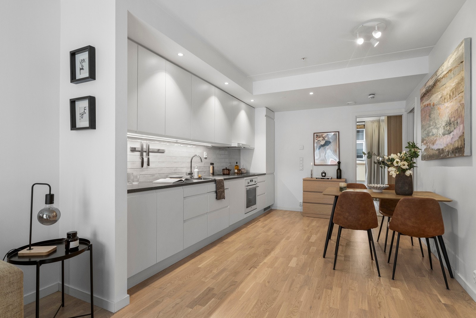 Leiligheten har et moderne og funksjonelt Marbodal-kjøkken fra 2020. Galleribilde