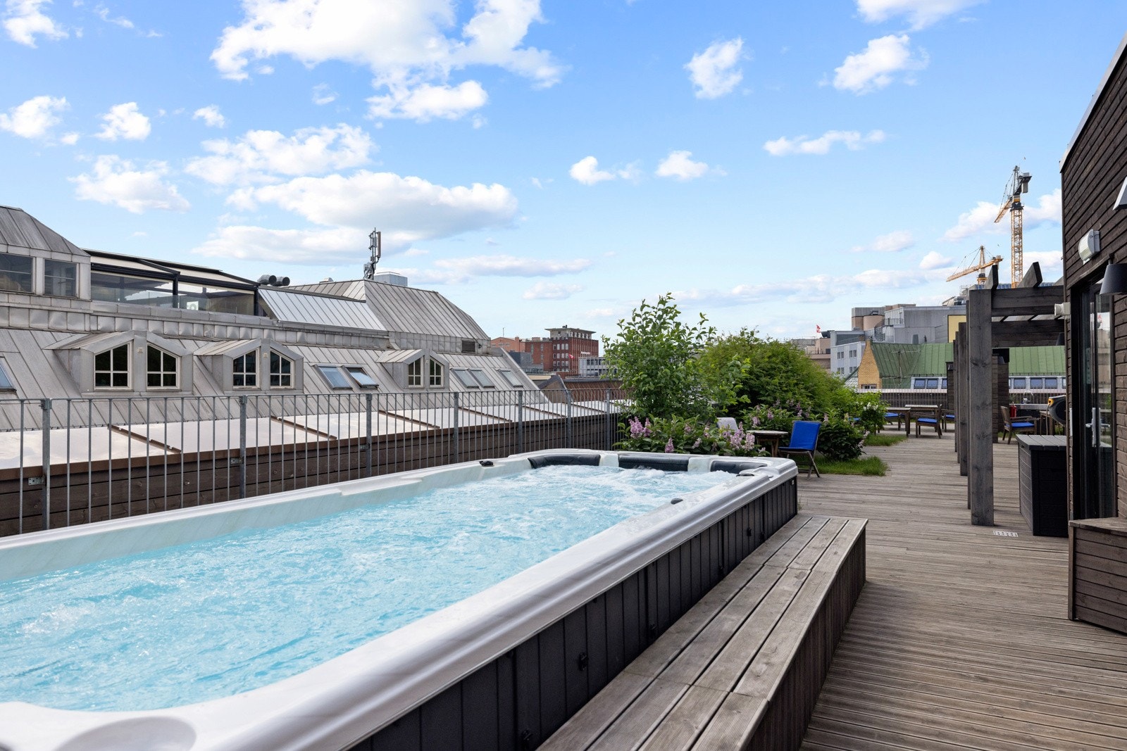 På takterrassen får du hverdagsluksus med jacuzzi. Galleribilde