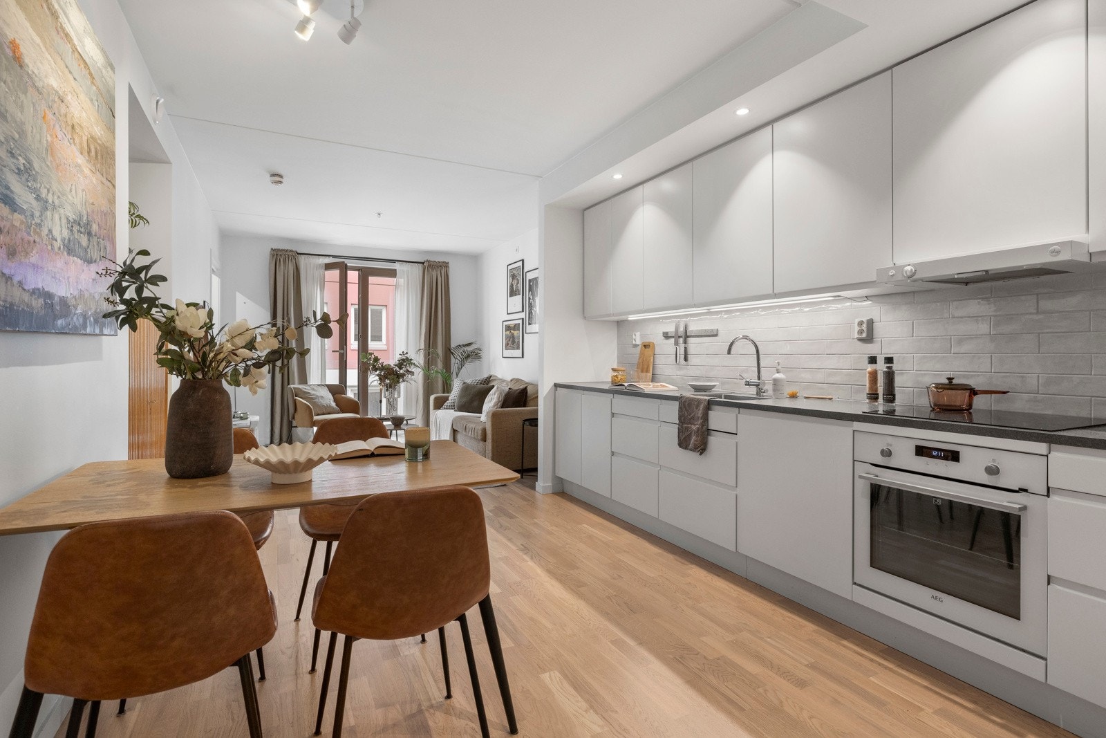 Stuen er boligens naturlige midtpunkt og fremstår som et lyst og trivelig oppholdsrom. Galleribilde