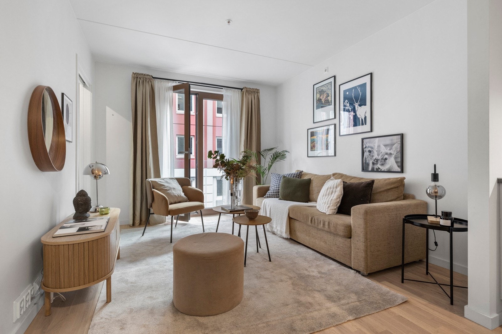 God standard og stue med fransk balkong. Galleribilde