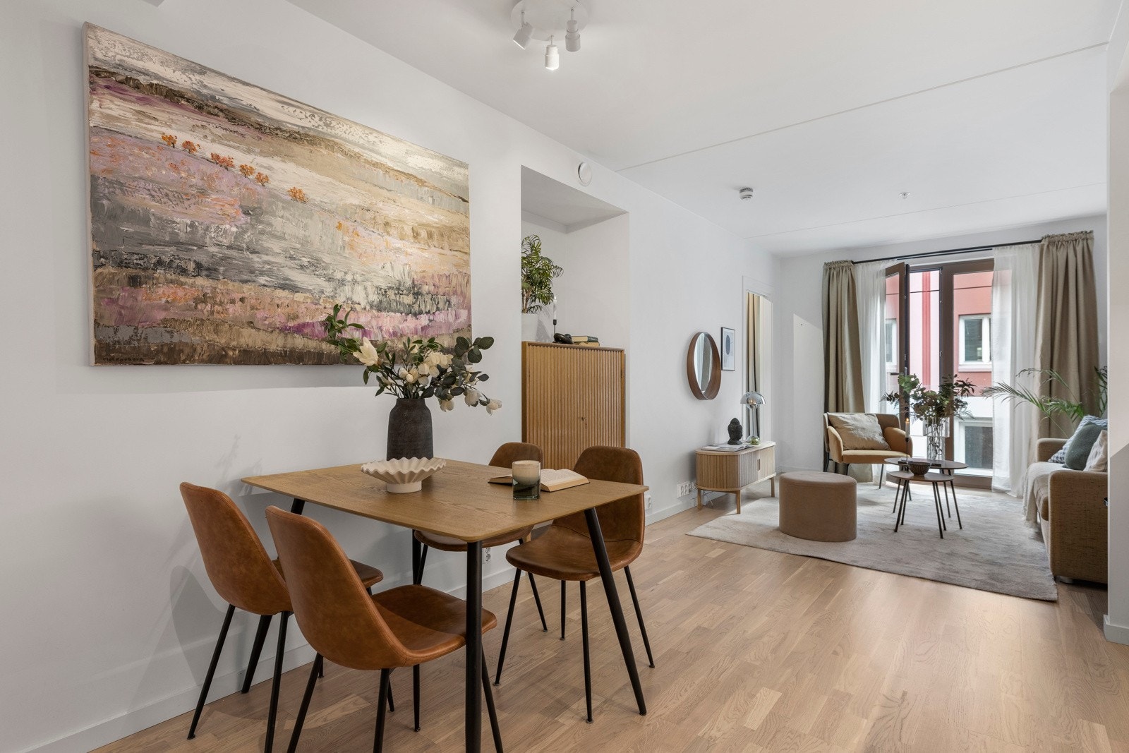 Store vindusflater som slipper inn rikelig med naturlig lys og skaper en luftig atmosfære med flott romfølelse. Galleribilde