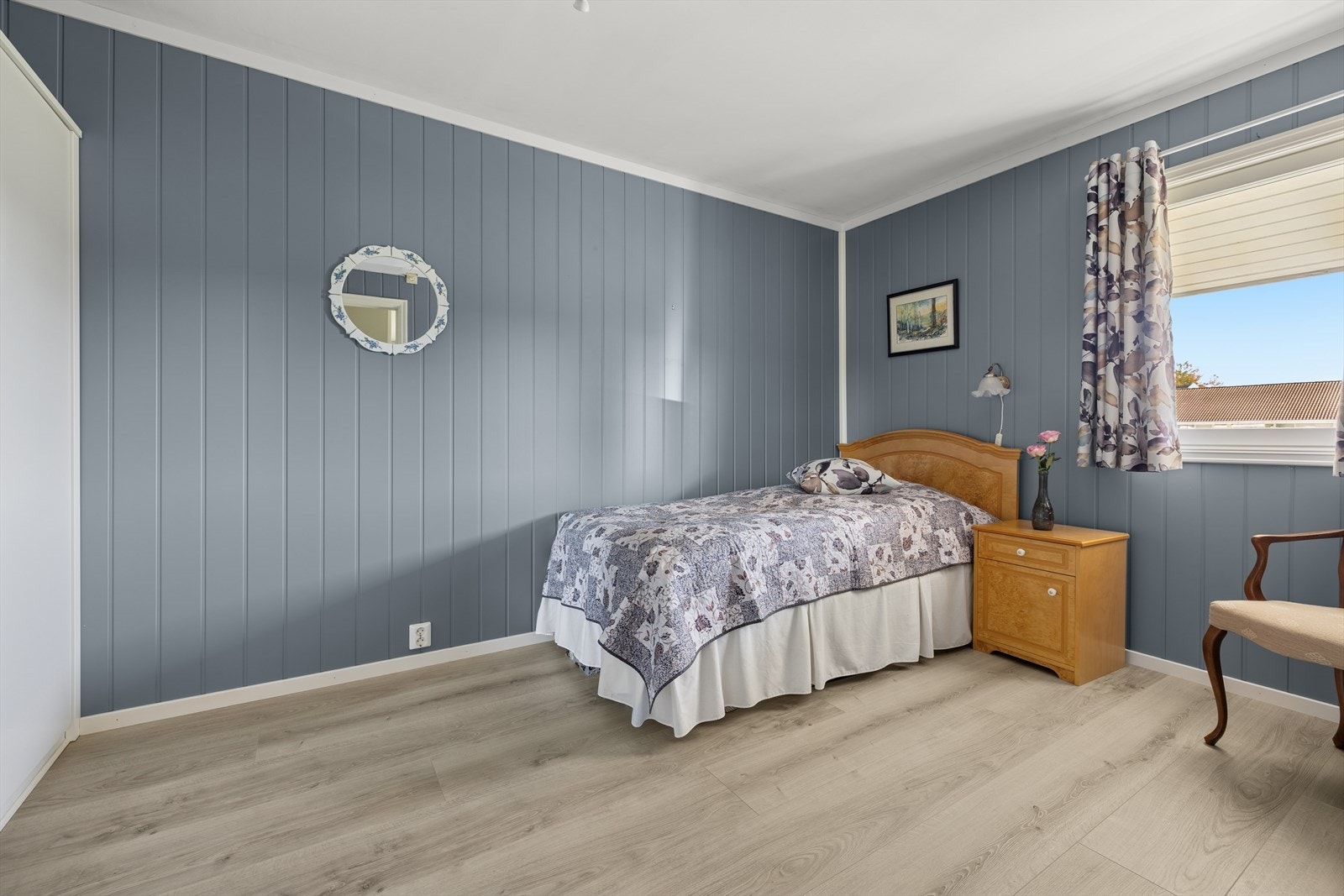 Soverom 1 har god plass til dobbeltseng, tilhørende møblement og garderobeskap med god oppbevaringsplass. Galleribilde