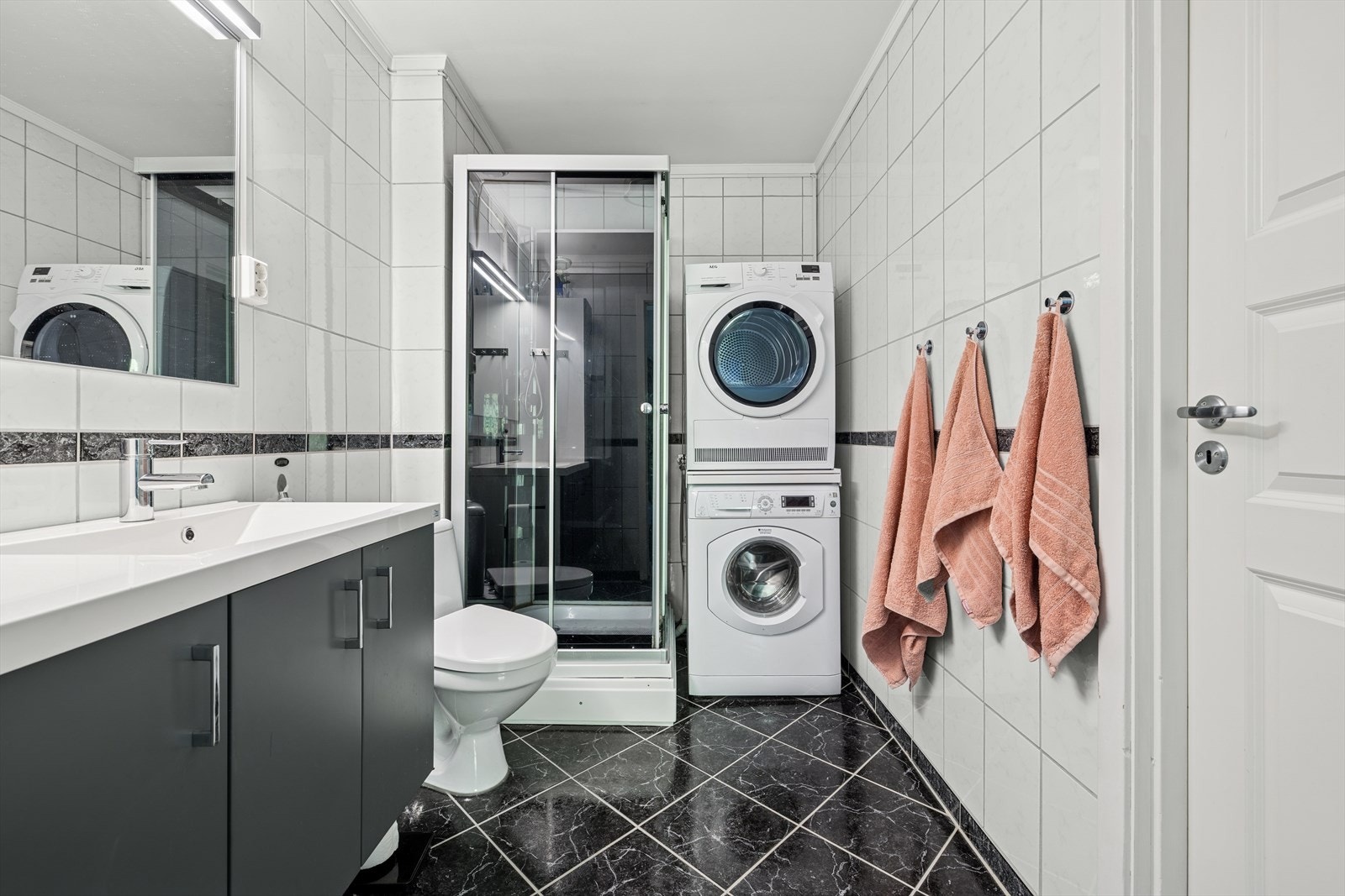 Tidløst og flislagt baderom med varmekabler i gulv og malt himling. Galleribilde