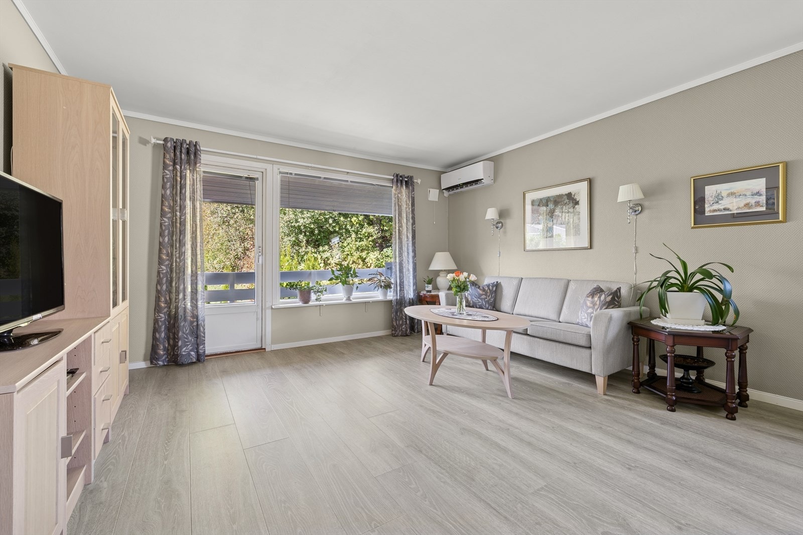 Stuen oppleves som lys og luftig med god møbleringsfrihet. Galleribilde