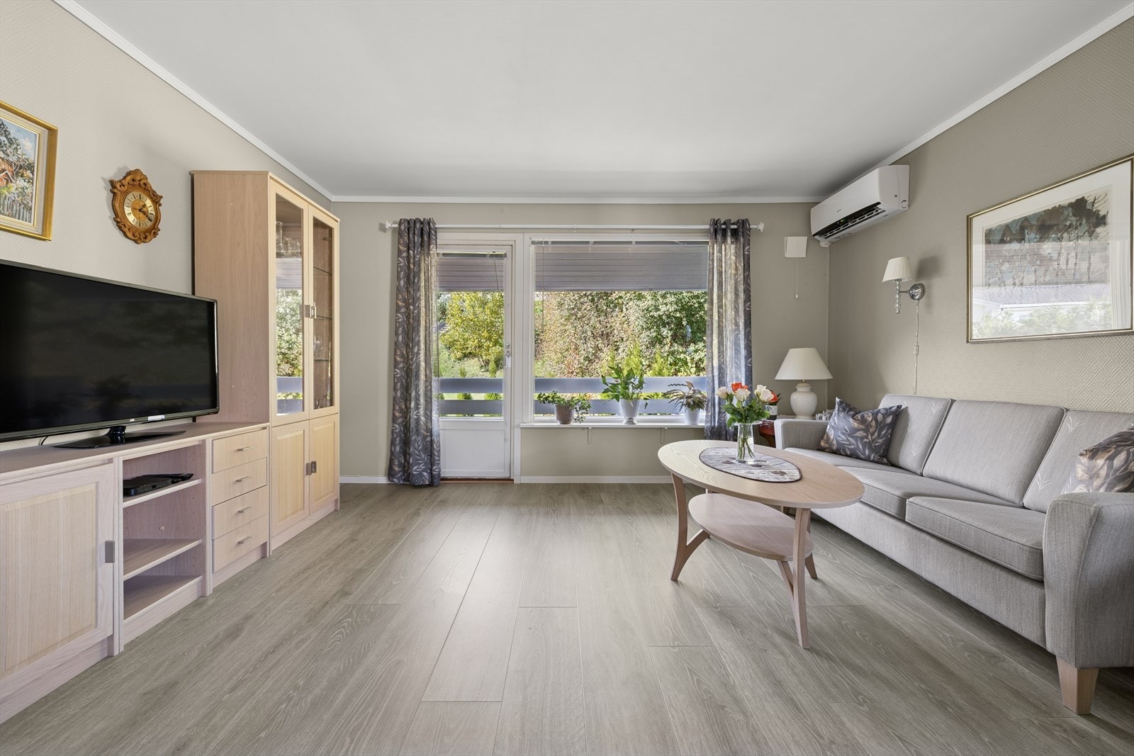 Her er flere store vindusflater som slipper inn mye naturlig lys og skaper en god atmosfære i rommet. Galleribilde