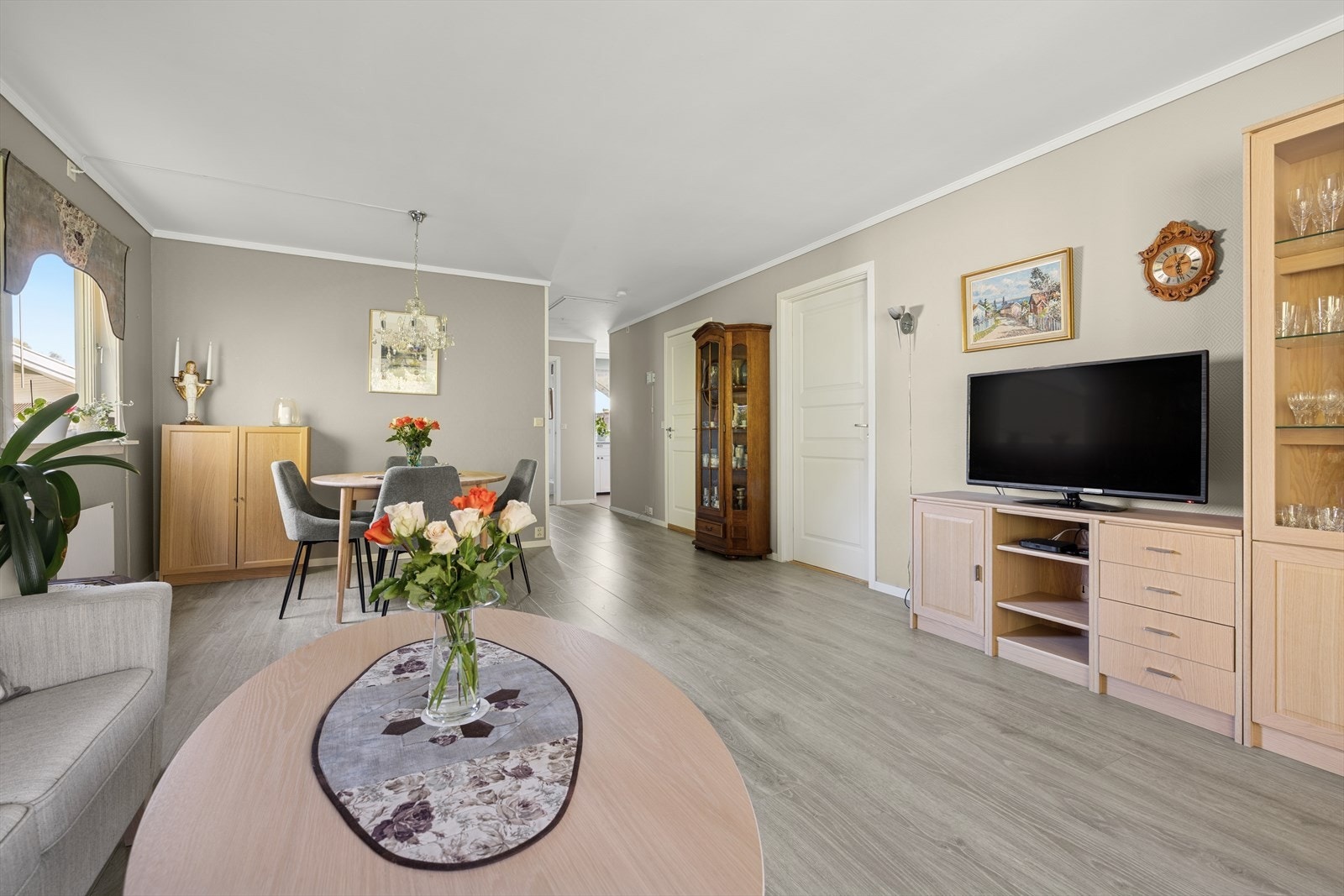 Dette er en lys, fin 3-roms endeleilighet i 2. etasje med nordvestvendt balkong, som ligger sentralt på Ørejordet. Galleribilde