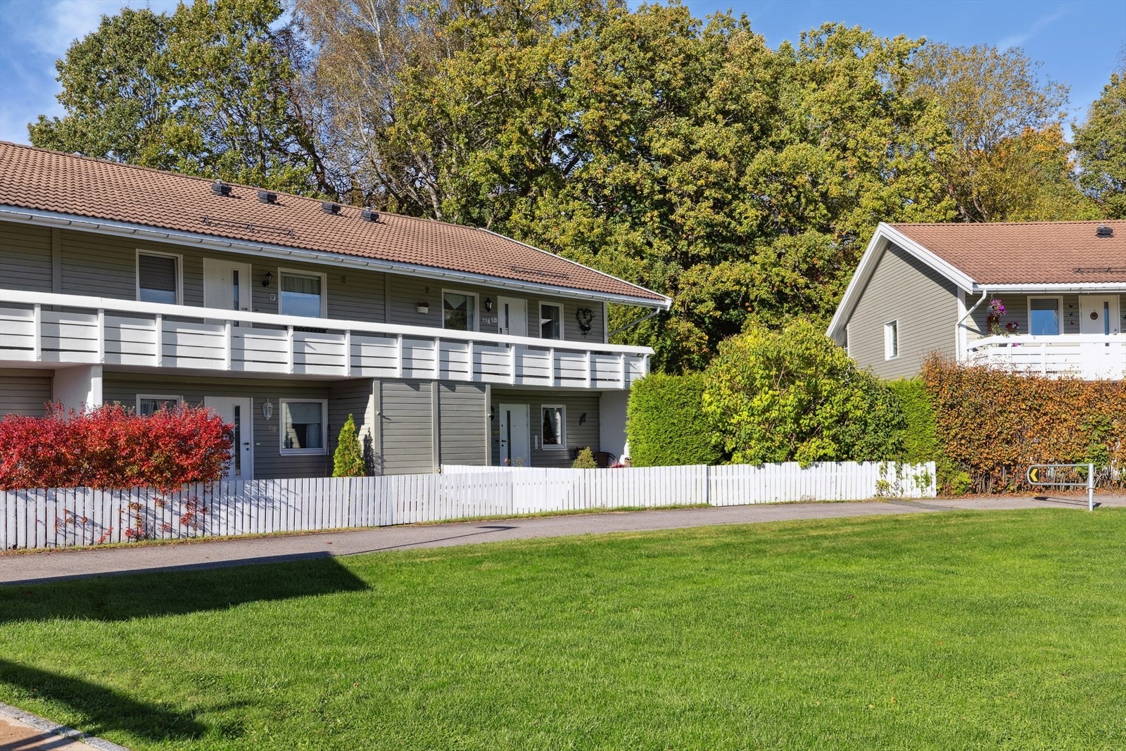 Felles eiet tomt som er opparbeidet med plenarealer, diverse beplanting, lekeplass, samt asfalterte gangveier og parkeringsplasser. Det er gode sol og lysforhold. Galleribilde